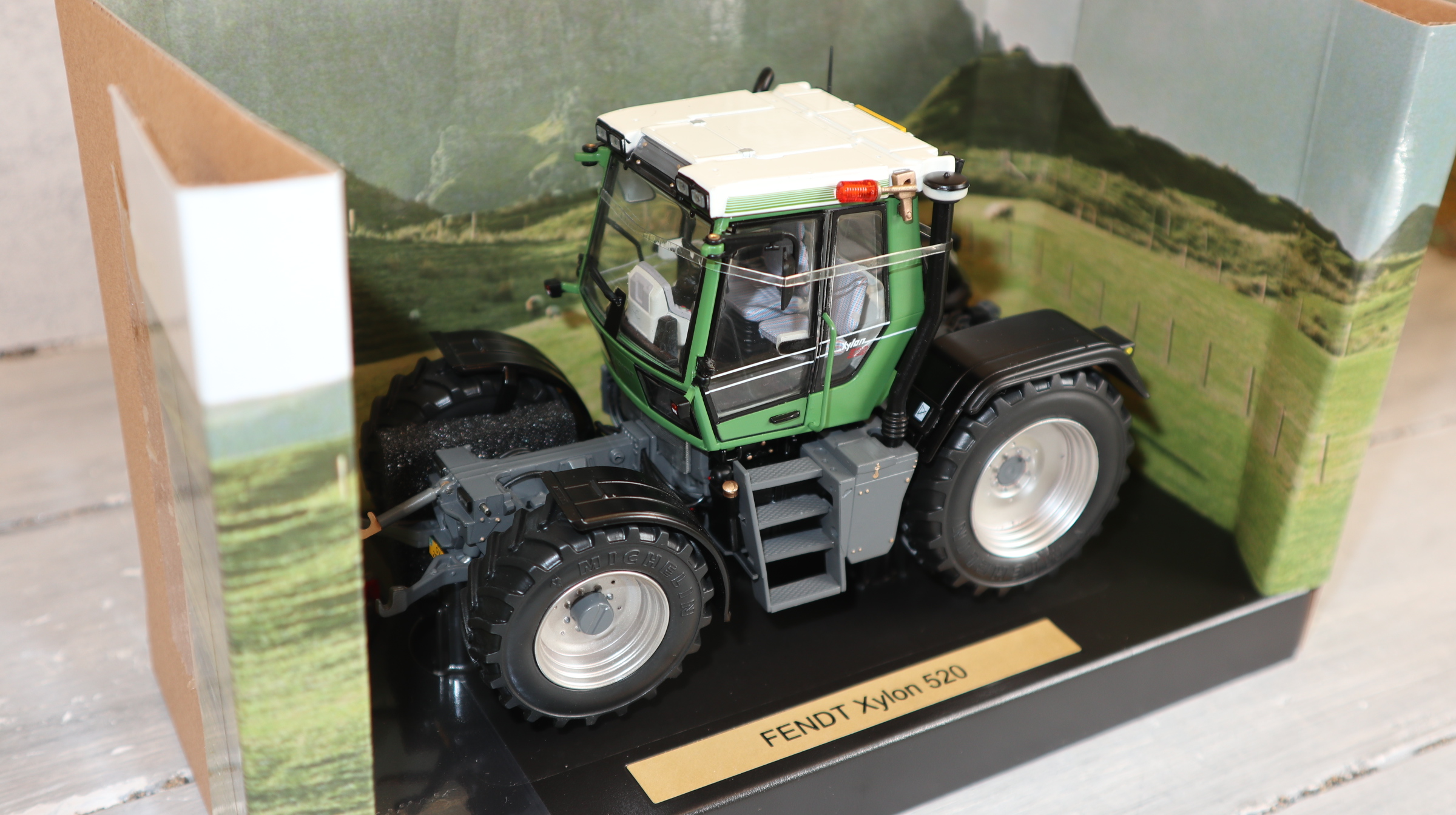 Weise Toys 2068 in 1:32, Fendt Xylon 520 silberne Felgen,  500 Stück, NEU in OVP