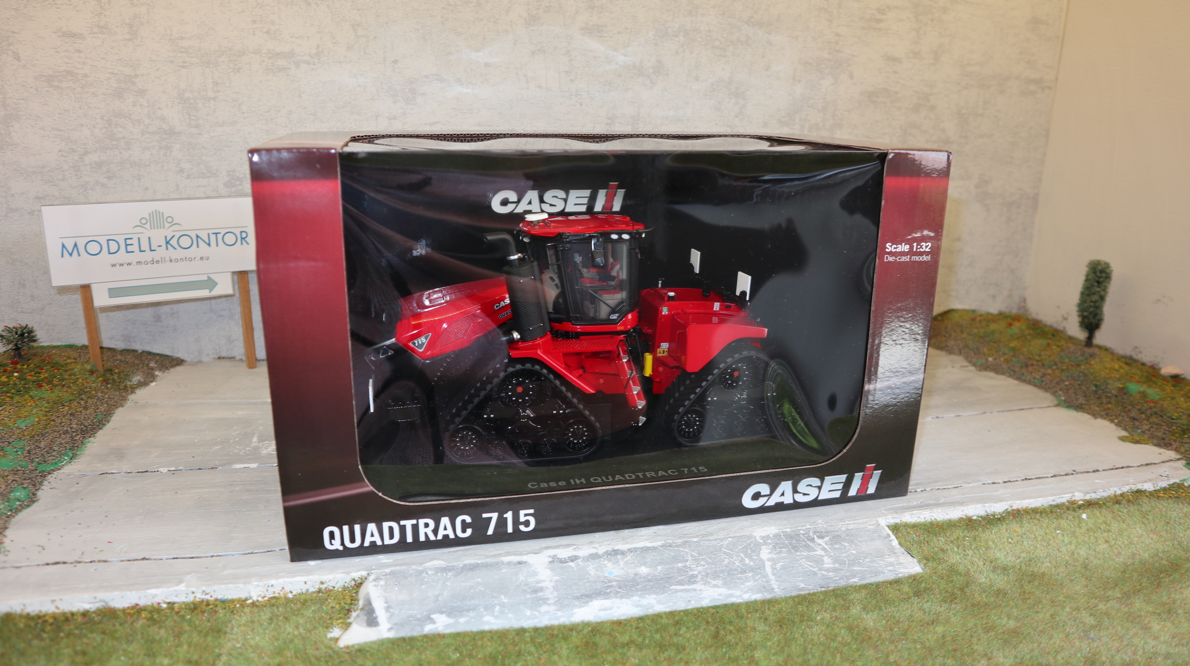 Universal Hobbies UH 6654  in 1:32, CASE IH Quadtrac 715 EU-Version,  NEU in OVP