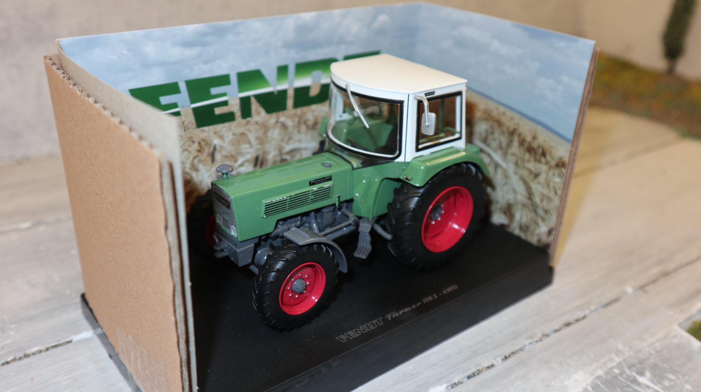 Universal Hobbies UH 5312 in 1:32,  Fendt Farmer 106S 4WD mit Fritzmeier-Kabine, NEU in OVP