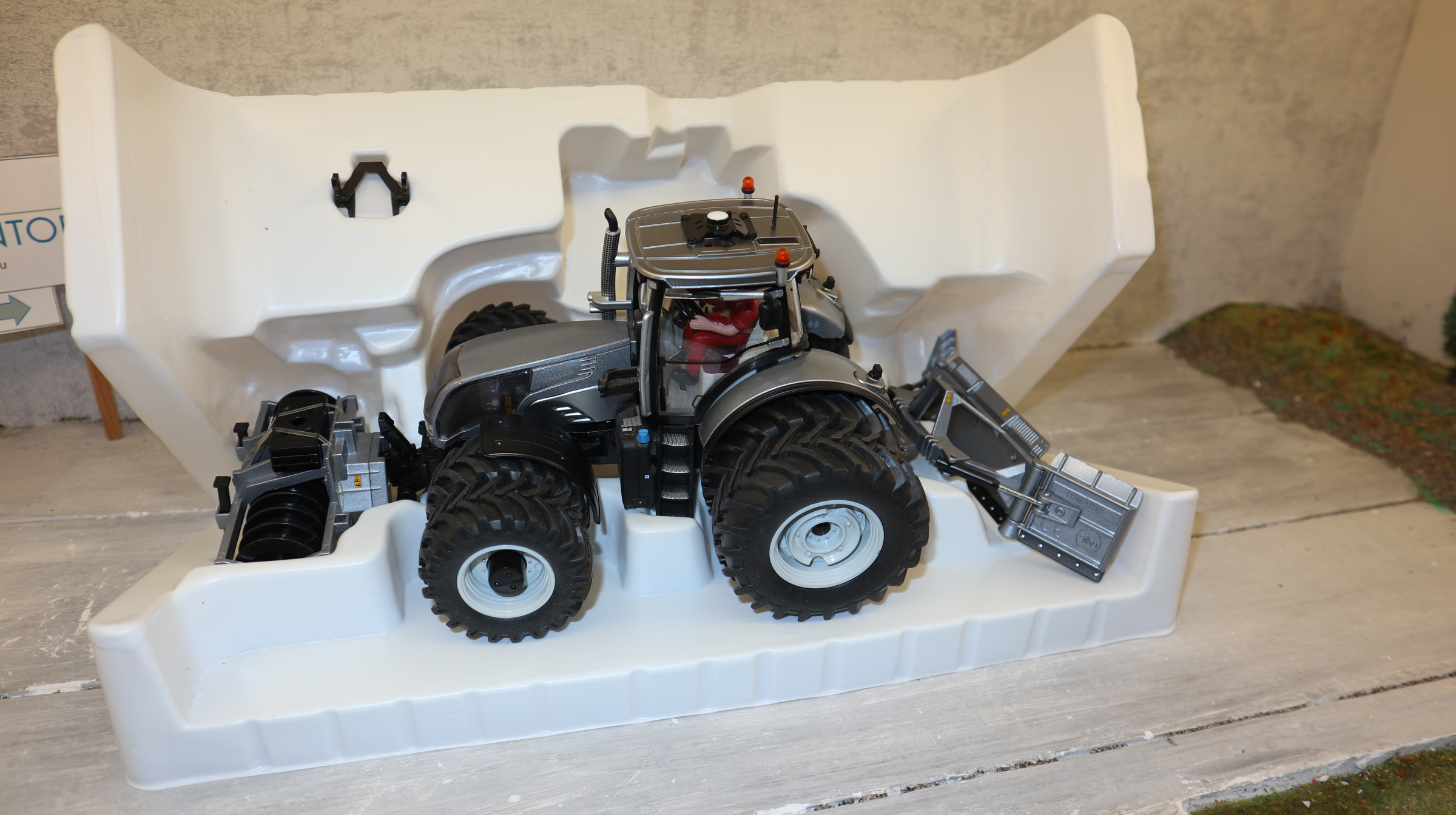 Siku 3281  in 1:32,  LCN Clubmodel 2018, VALTRA S352 mit Anbaugeräten, NEU in OVP