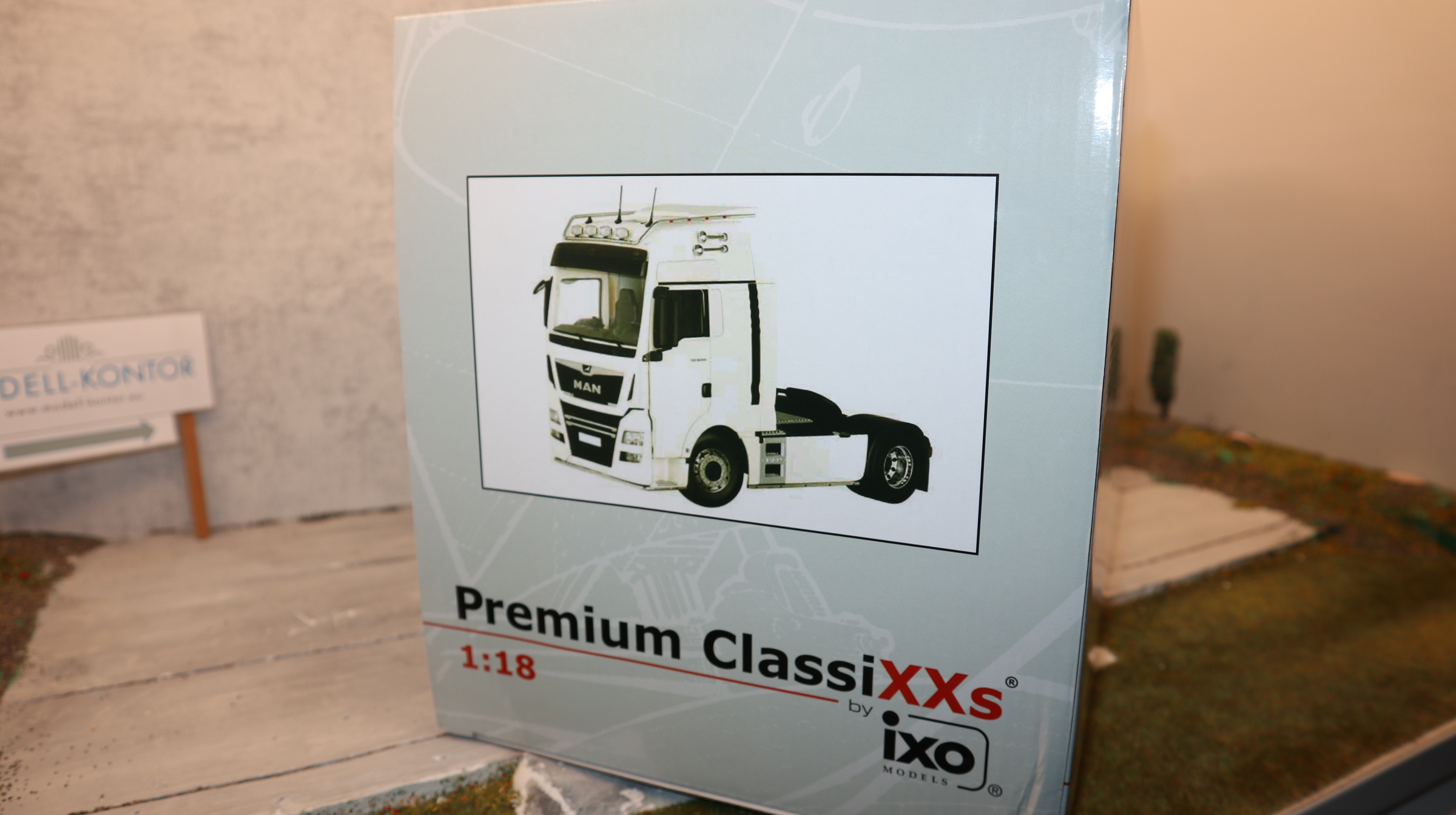 Premium ClassiXXs 30201 in 1:18 MAN TGX SZM TG2 2018 in weiß, NEU in OVP