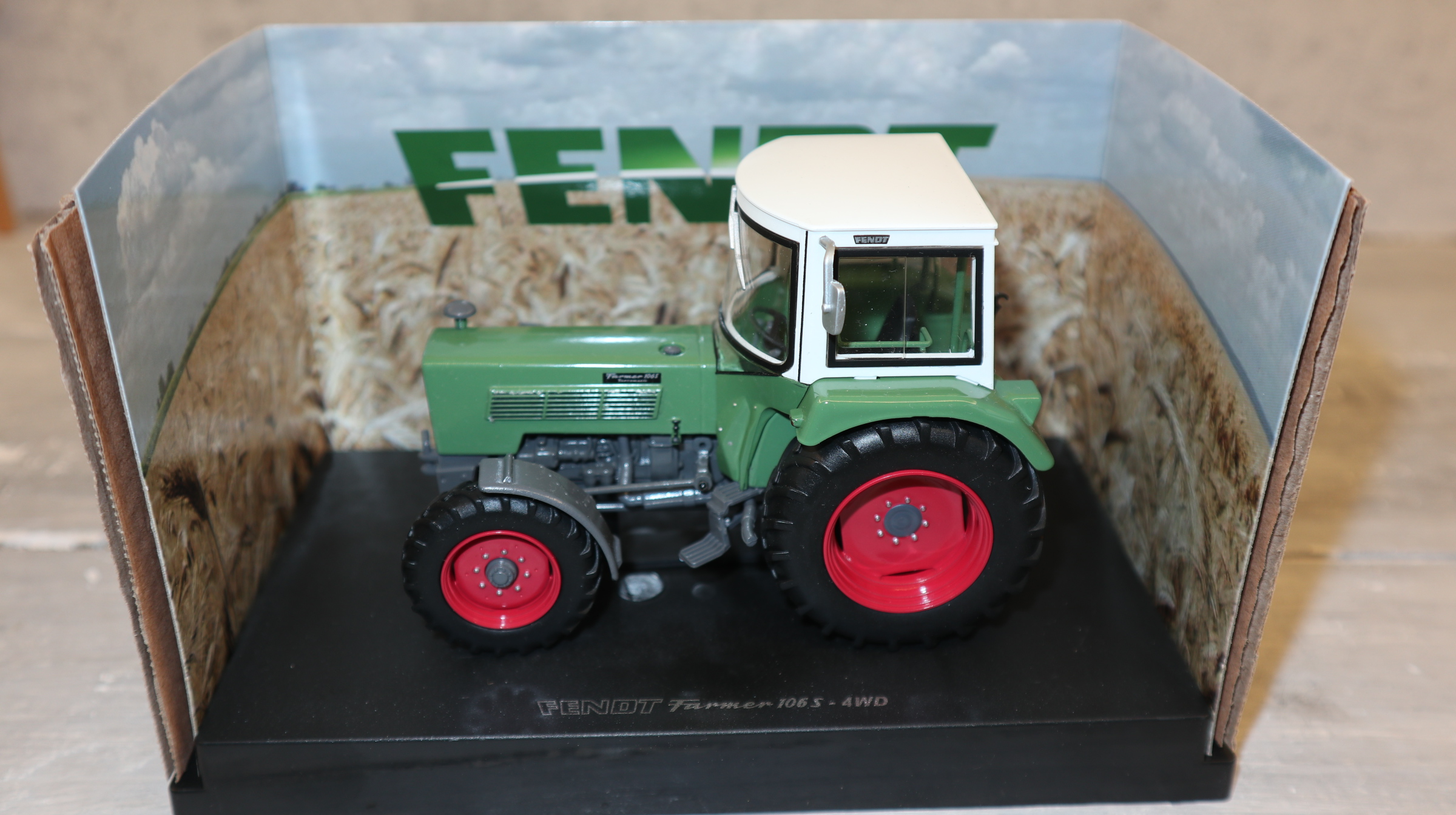 Universal Hobbies UH 5312 in 1:32,  Fendt Farmer 106S 4WD mit Fritzmeier-Kabine, NEU in OVP