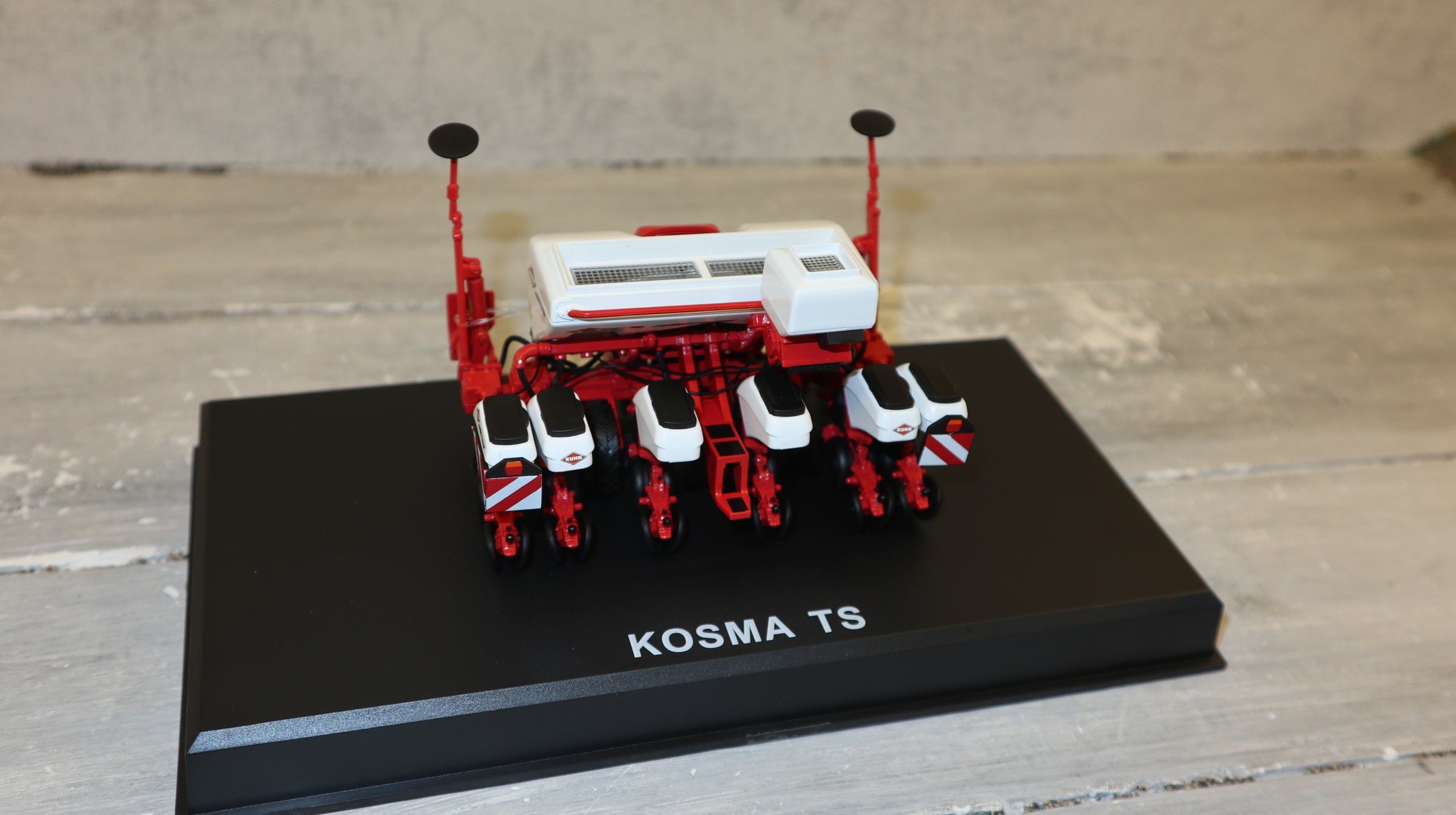 Replicagri 284 in 1:32, Kuhn Kosma TS 6 Reihen mit Korntank Einzelkornsähmaschine,