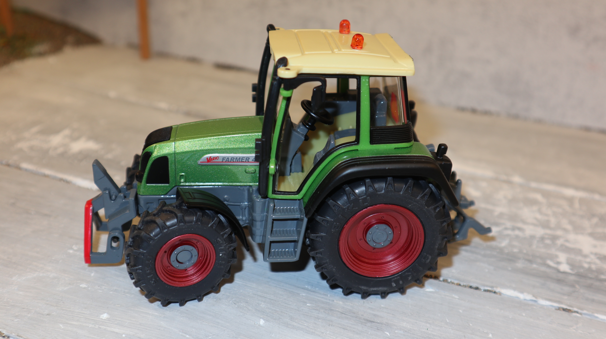 Siku 2968 in 1:32,  Sondermodell Fendt 412 grünmetallic , NEU in OVP