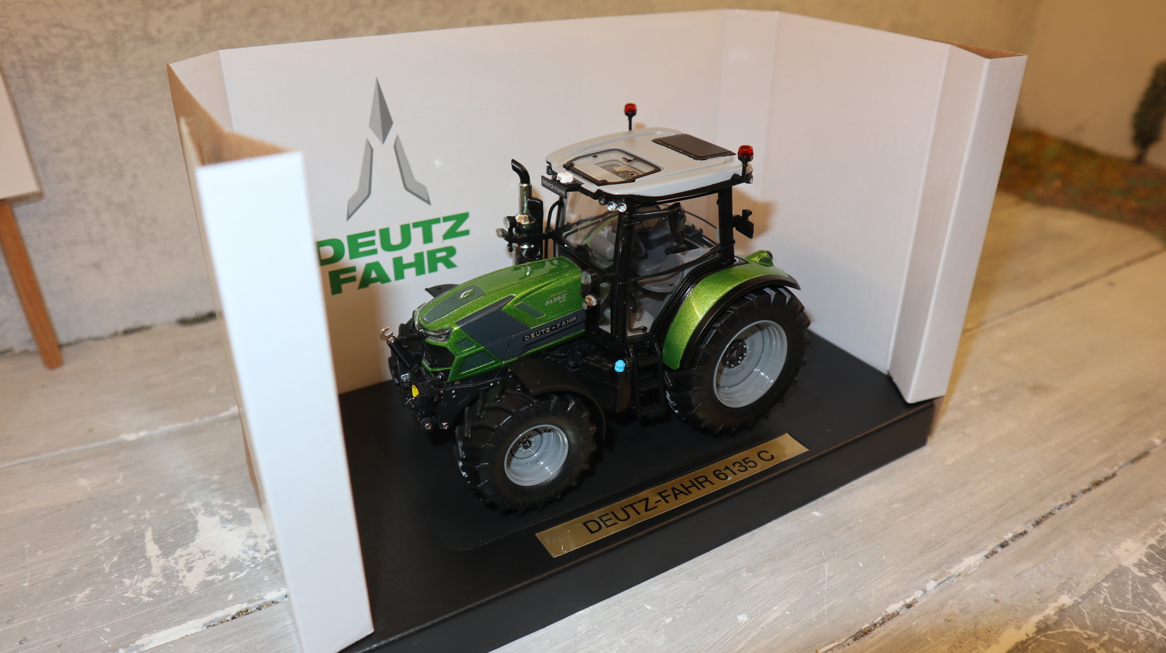 Weise Toys 1086 in 1:32, Deutz 6135 C RVshift Warrior Java Green, NEU in OVP