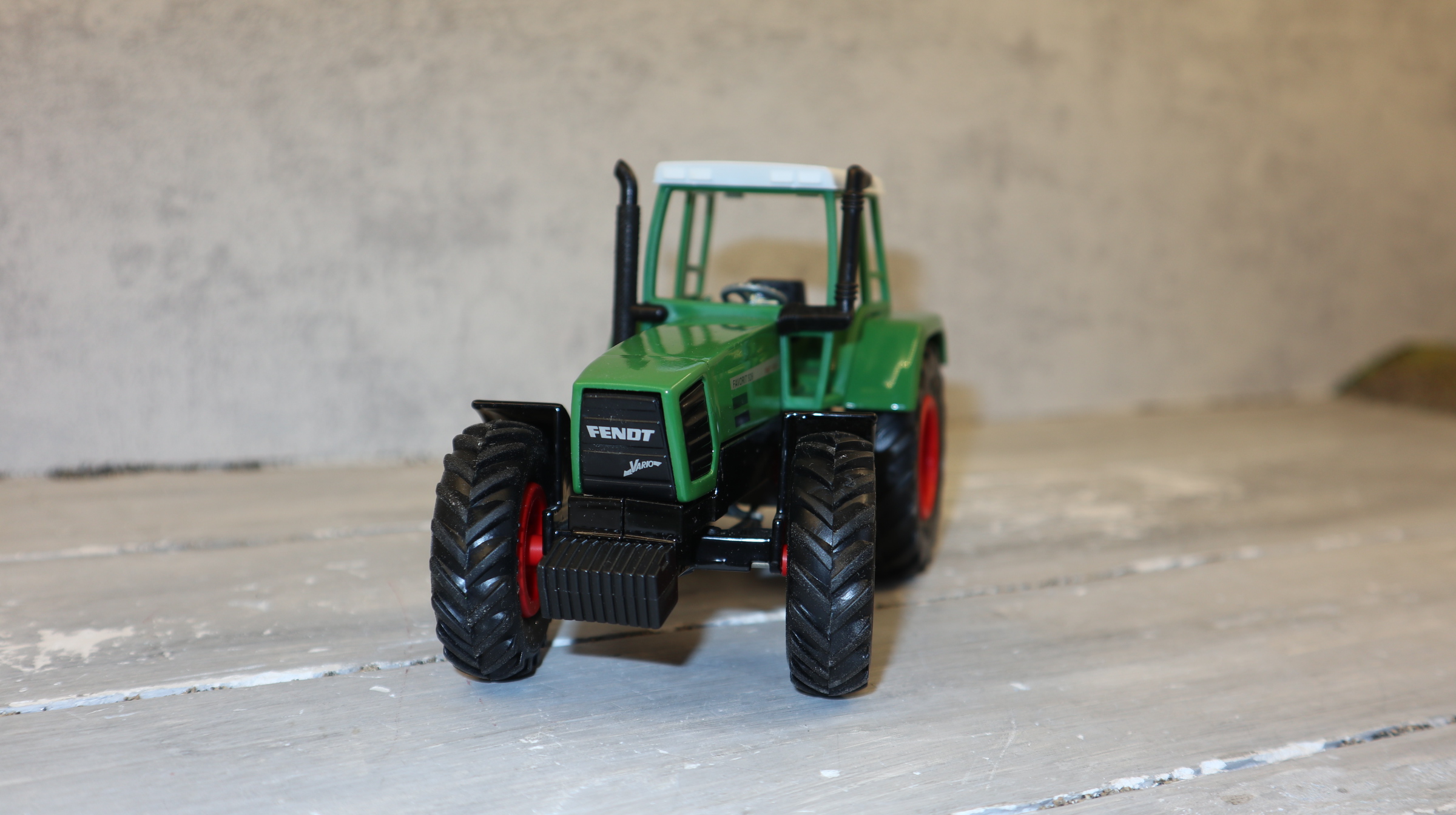 Siku 2961 in 1:32, Fendt Farmer 926 mit schwarzem Chassis , NEU in OVP