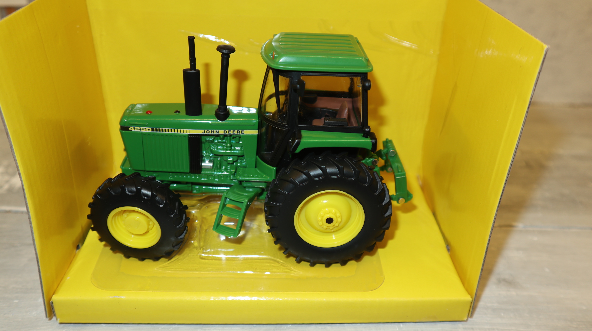 ERTL 45915 in 1:32, John Deere 4250 aus den USA, NEU in OVP