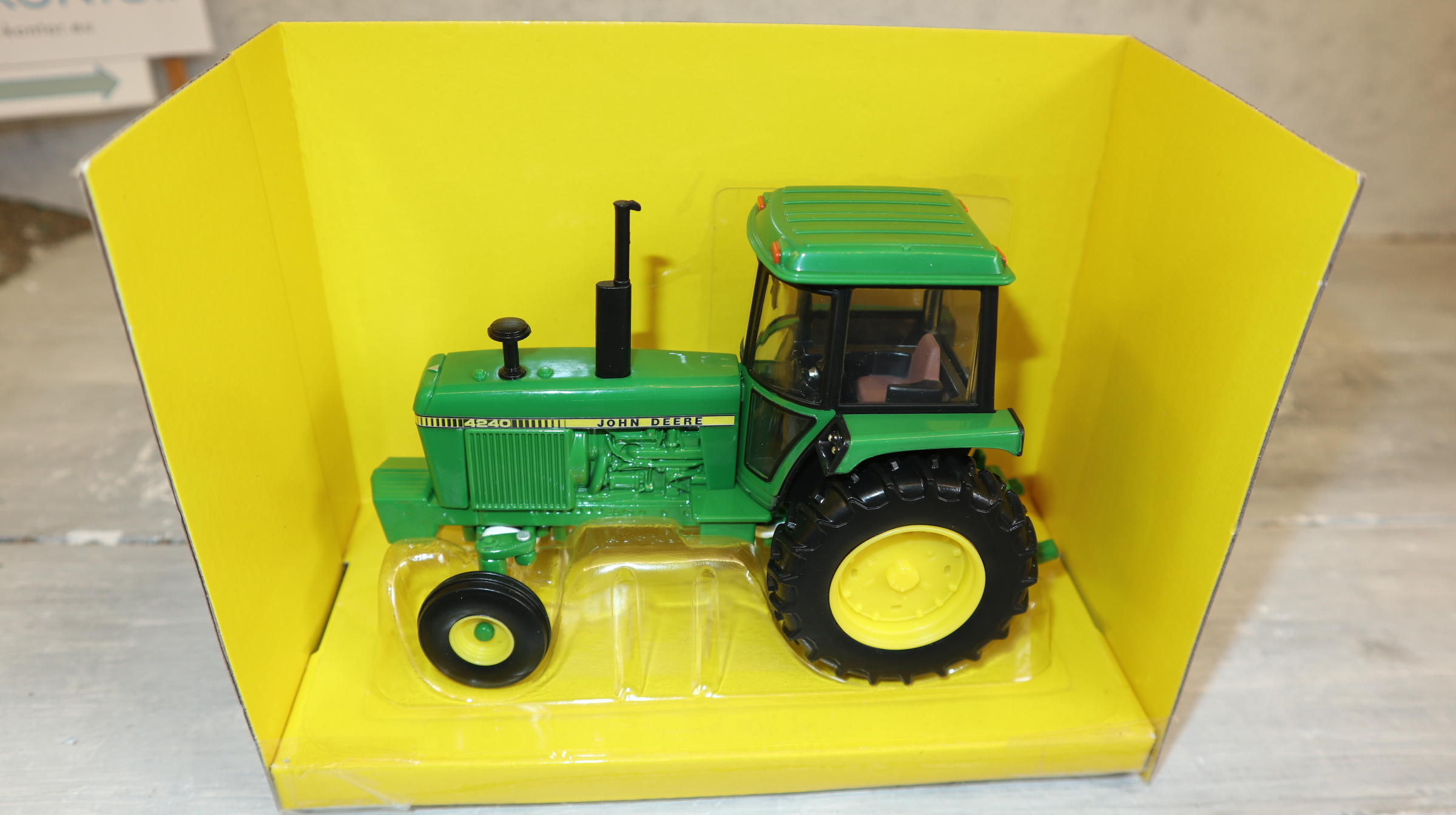 Britains 43376 in 1:32,  John Deere 4240 EU-Version, NEU in OVP