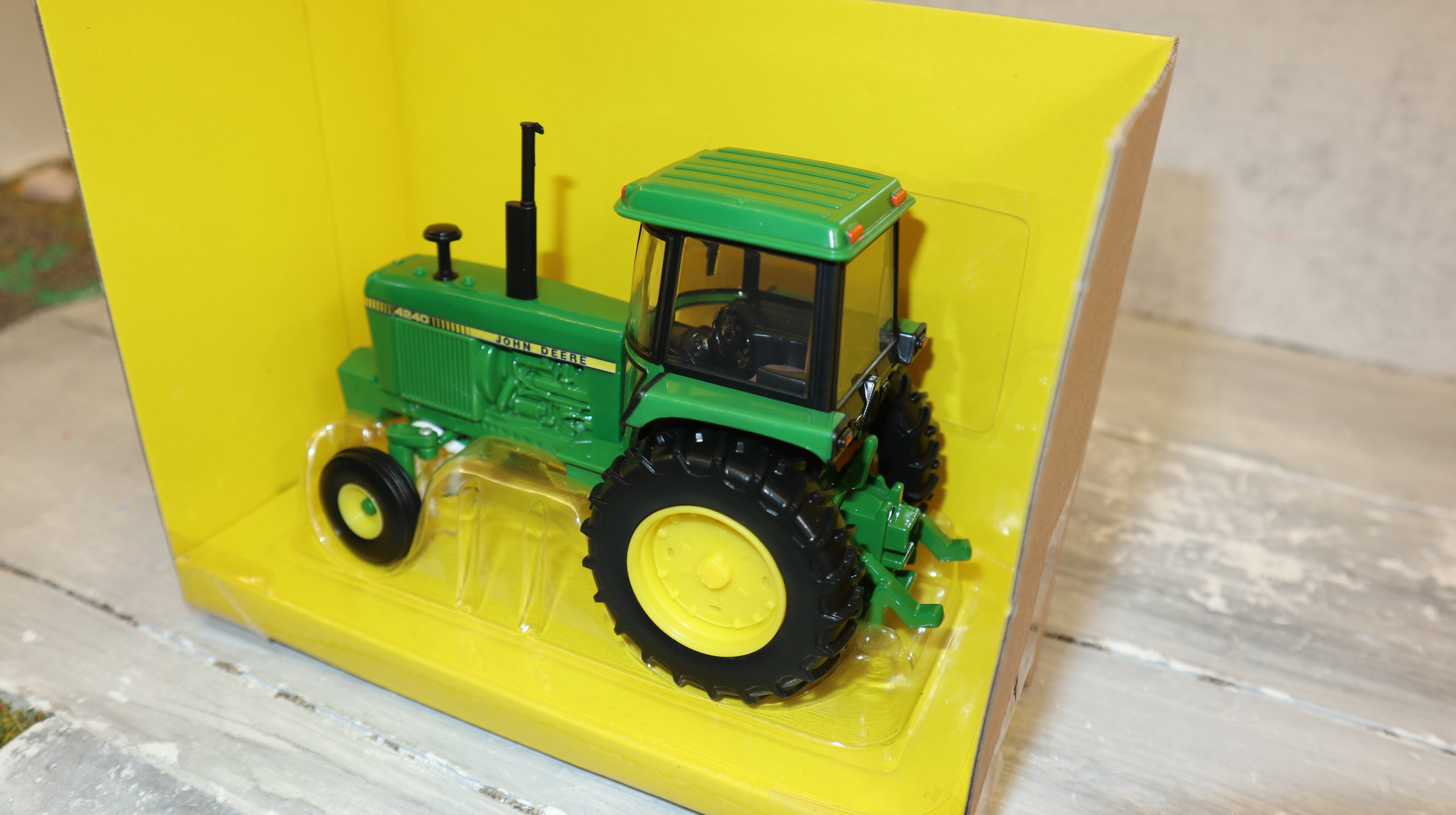 Britains 43376 in 1:32,  John Deere 4240 EU-Version, NEU in OVP