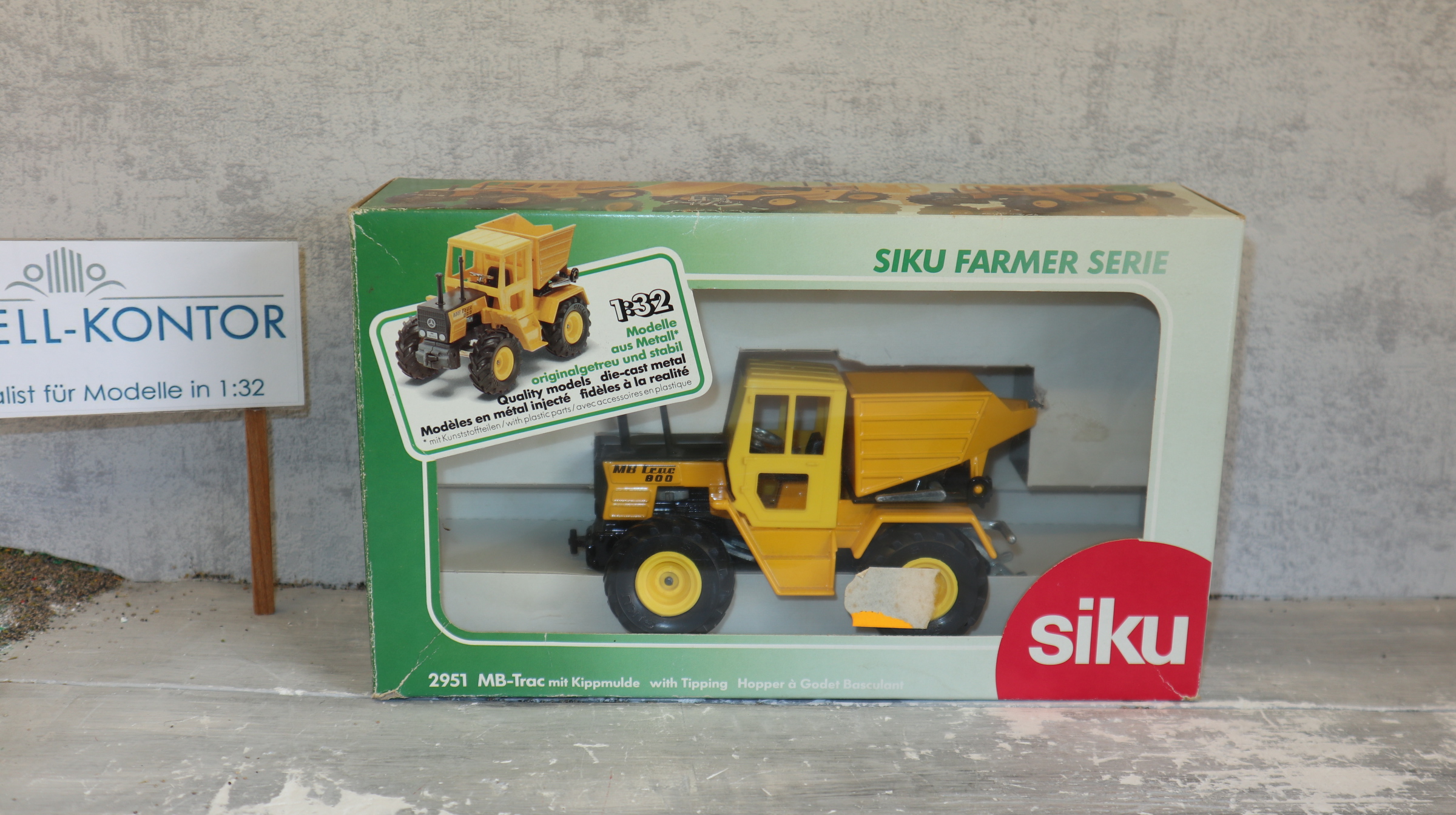 Siku 2951 in 1:32,  MB Trac 800 mit Kippmulde in GELB, NEU in OVP