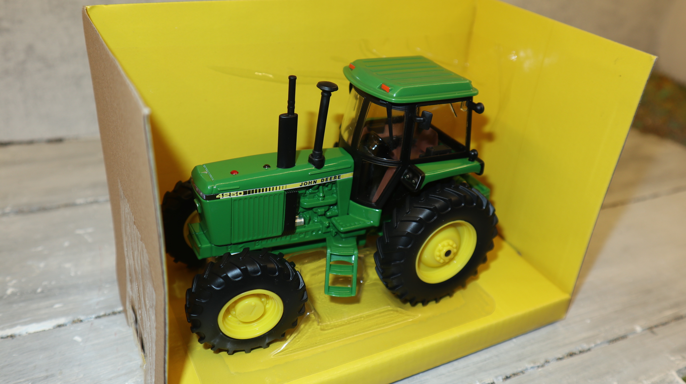 ERTL 45915 in 1:32, John Deere 4250 aus den USA, NEU in OVP