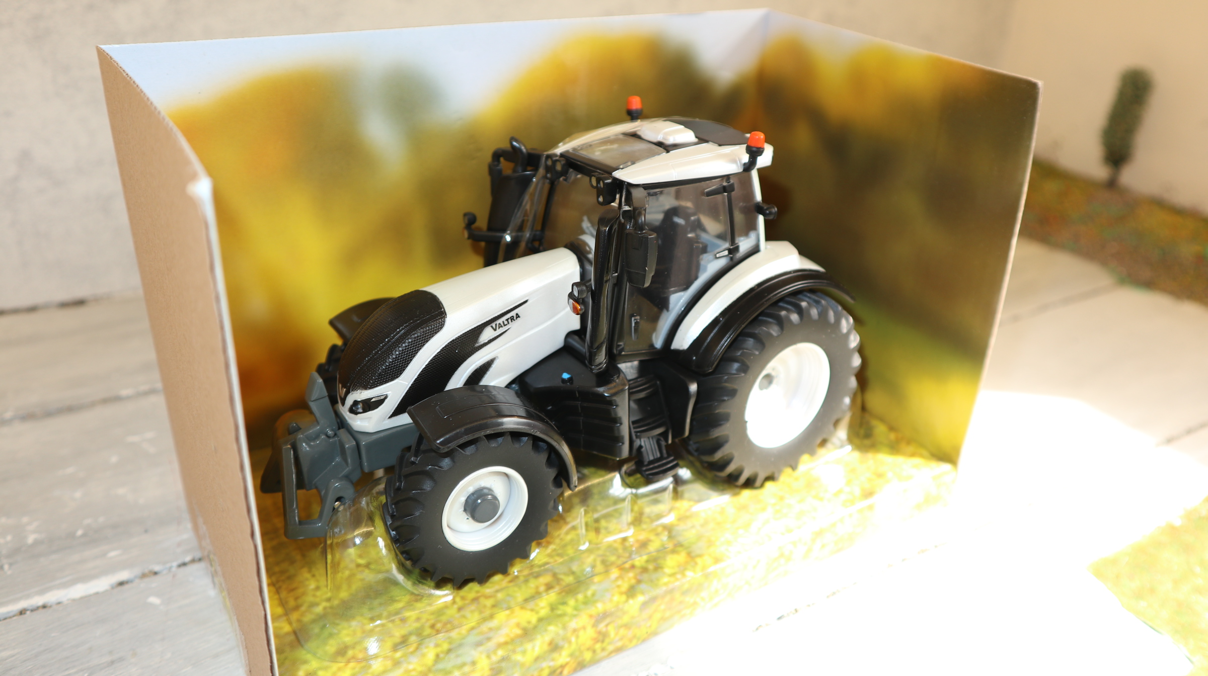 Britains 43215 in 1:32,  VALTRA T254V, weiß Metallic, NEU in OVP