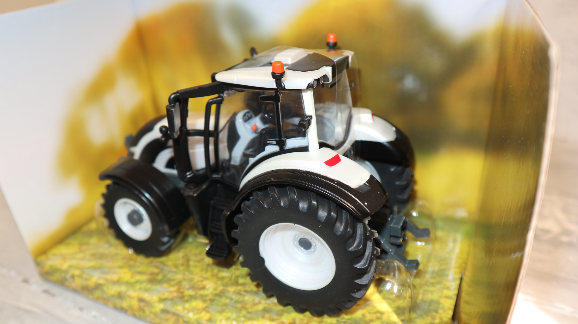 Britains 43215 in 1:32,  VALTRA T254V, weiß Metallic, NEU in OVP