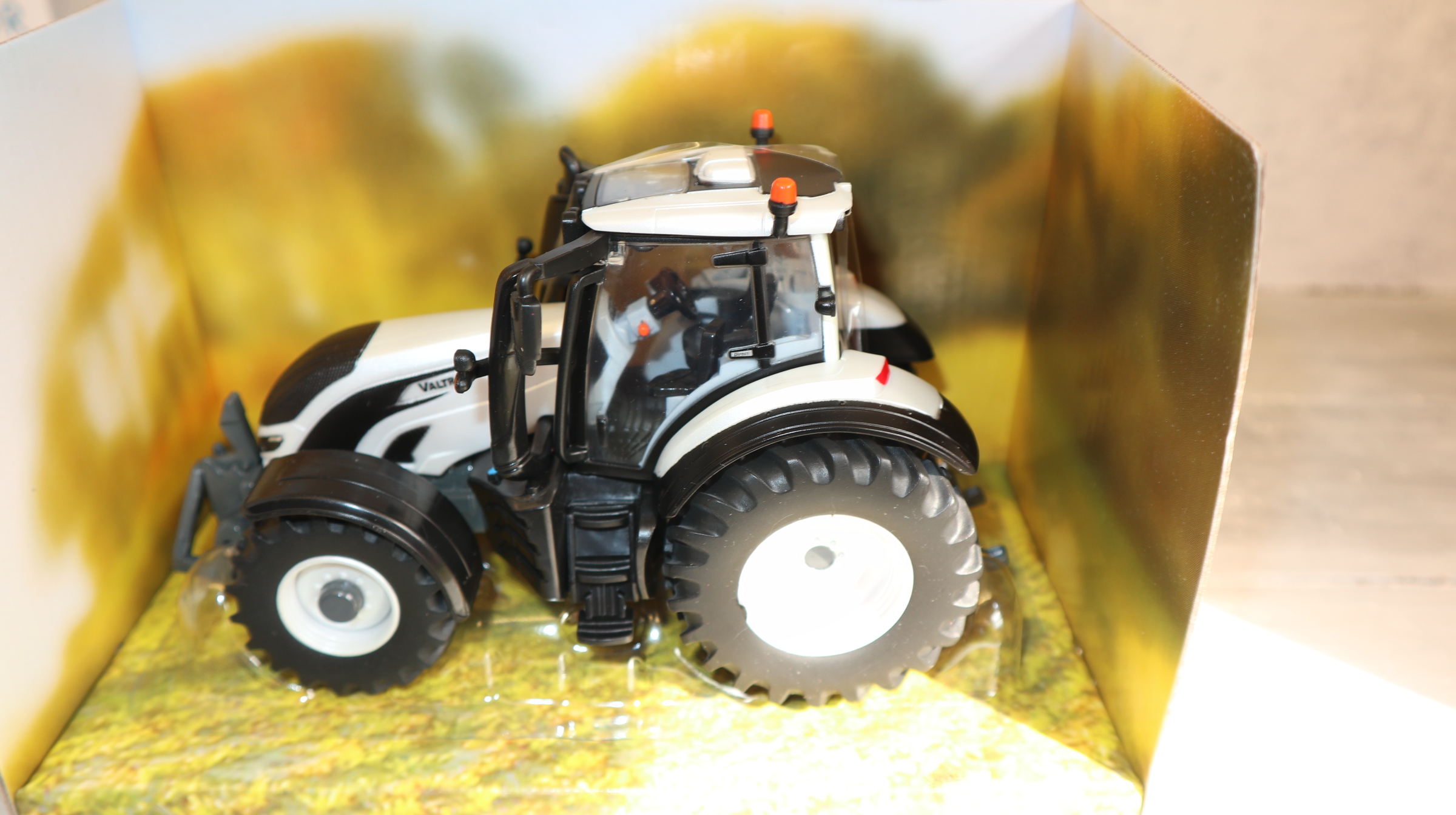 Britains 43215 in 1:32,  VALTRA T254V, weiß Metallic, NEU in OVP