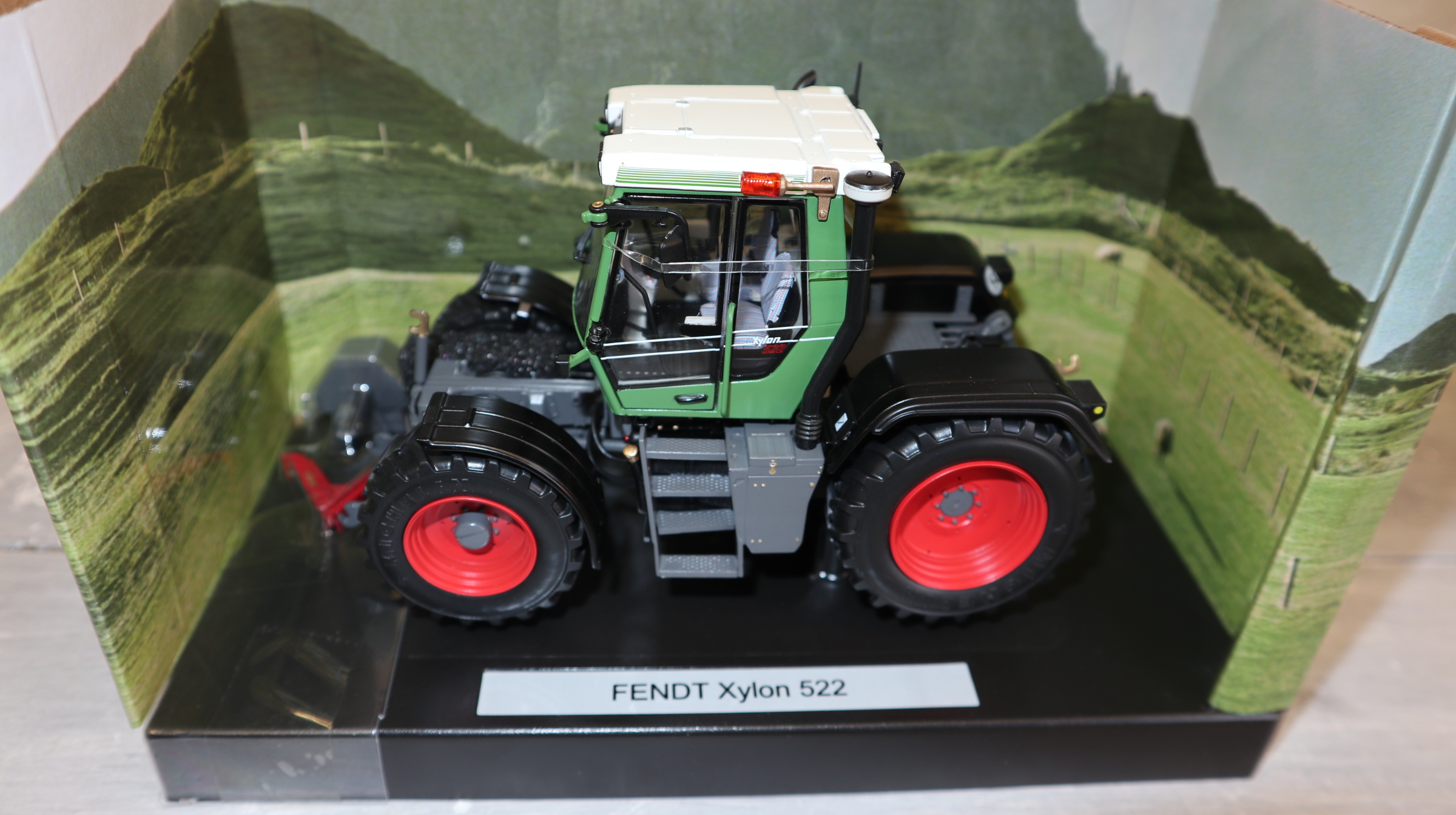 Weise Toys 1081 in 1:32, Fendt Xylon 522 rote Felgen,  NEU in OVP