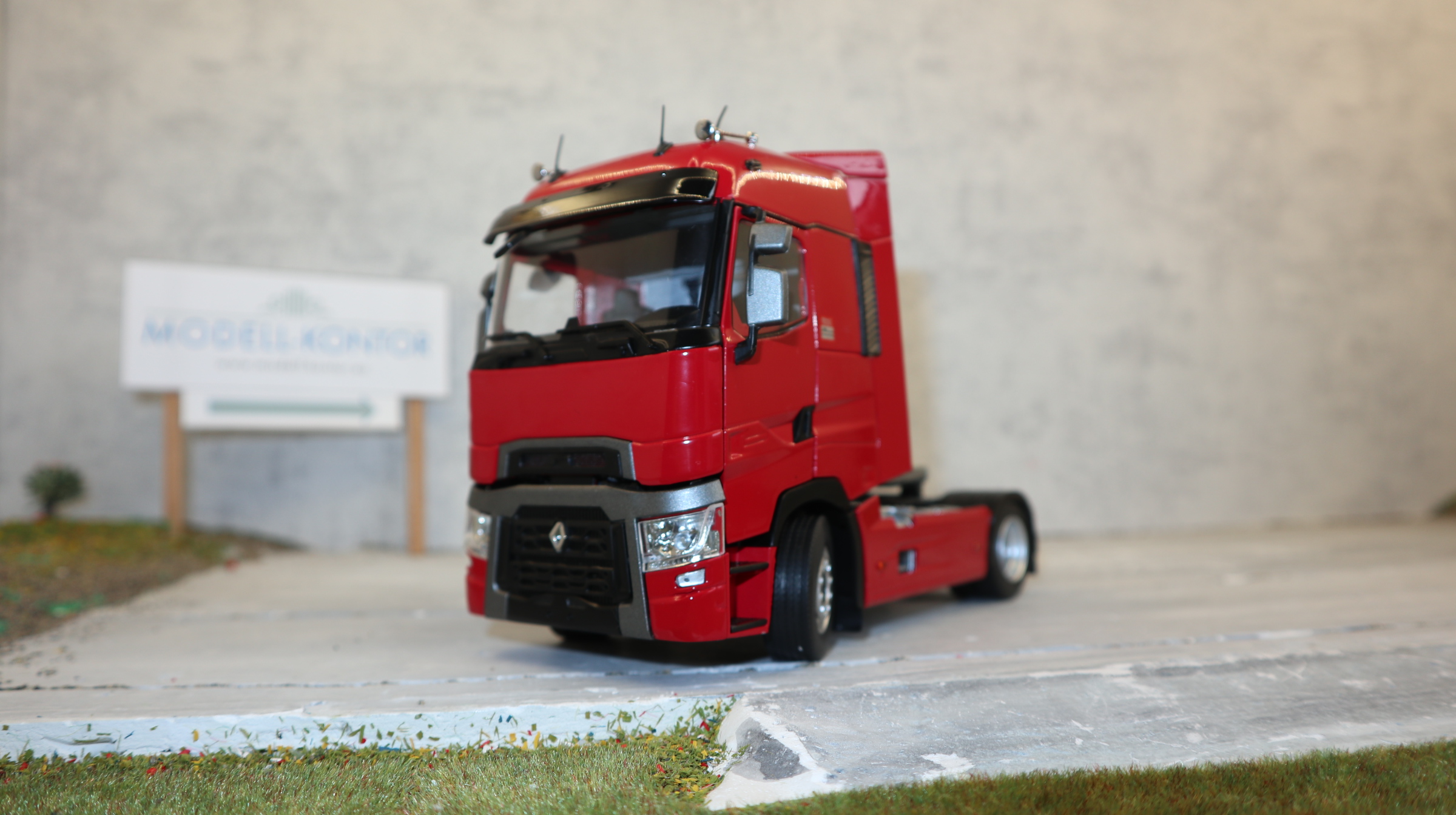 MarGe 2205-03 in 1:32,  RENAULT T 4x2 in rot als SZM