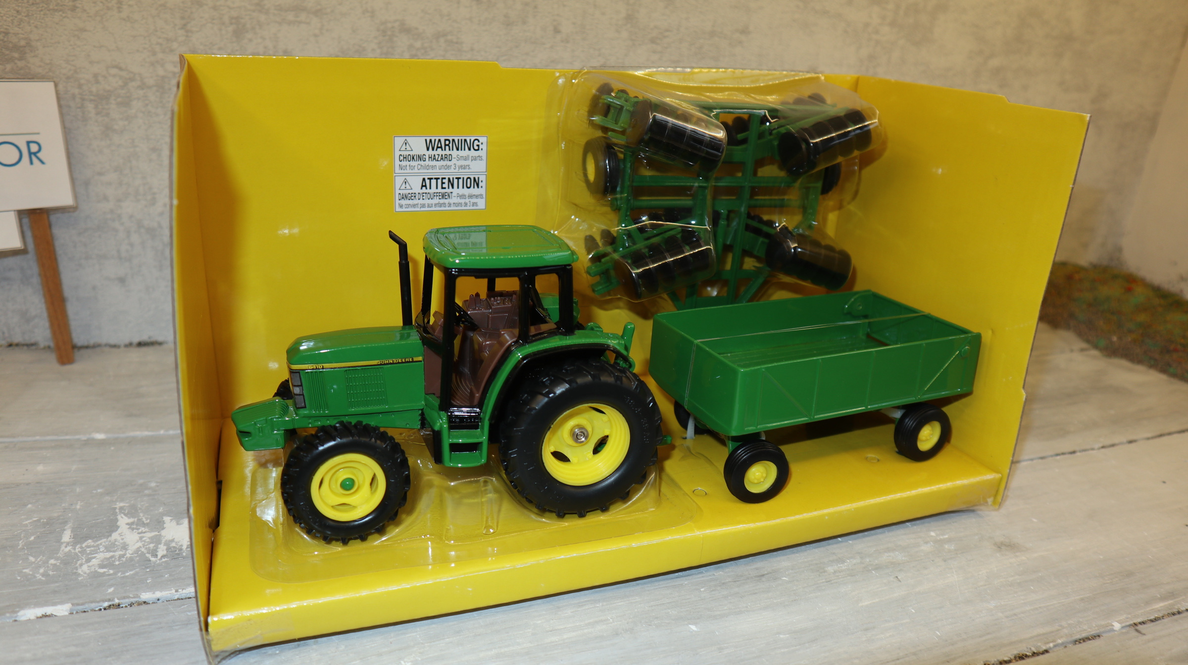 Ertl Britains 15489 in 1:32,  John Deere 6410 Set mit Anhänger und Grubber,  NEU in OVP