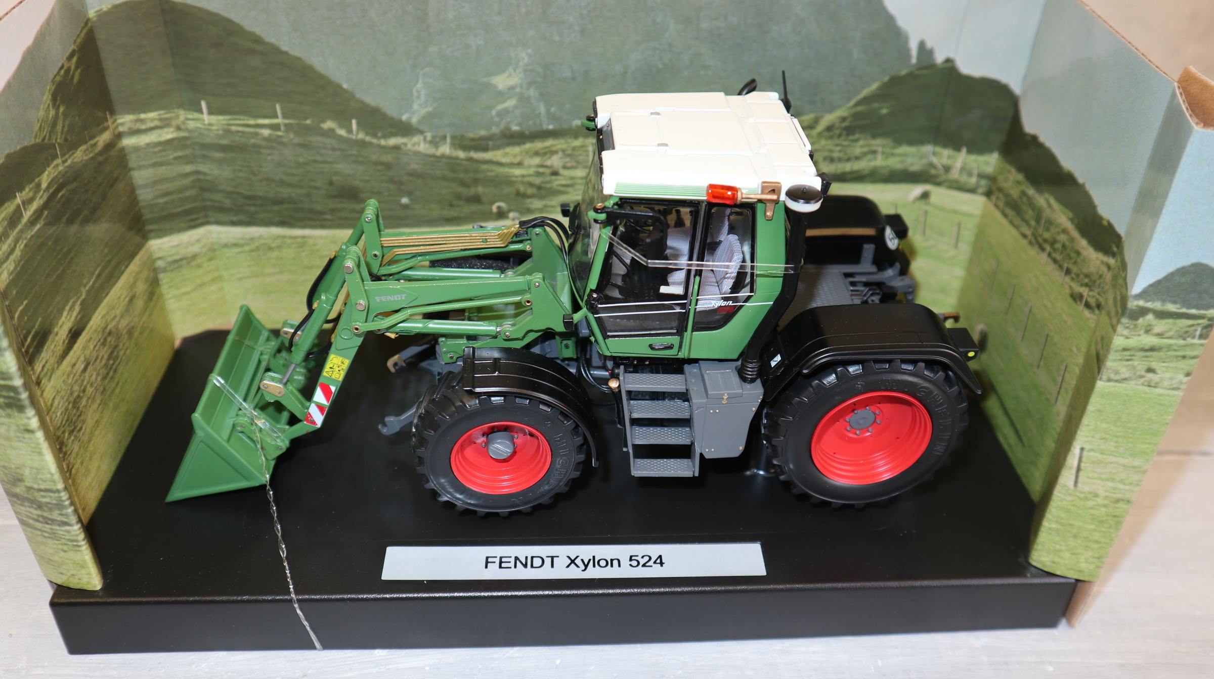 Weise Toys 1082 in 1:32, Fendt Xylon 524 mit Frontlader,  NEU in OVP