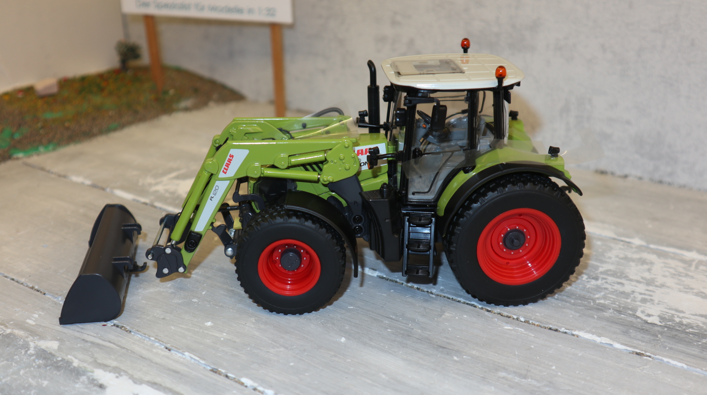 Wiking 01718840 in 1:32,  Claas Arion 620 Rasenreifen und Frontlader, NEU in OVP