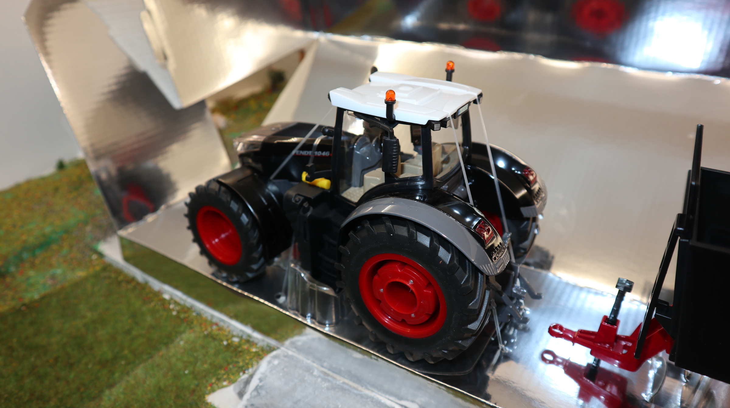 Siku 8520 in 1:32 Fendt 1046 mit Strautmann Streuer BLACK Sondermodell 1500 Stück, NEU in OVP