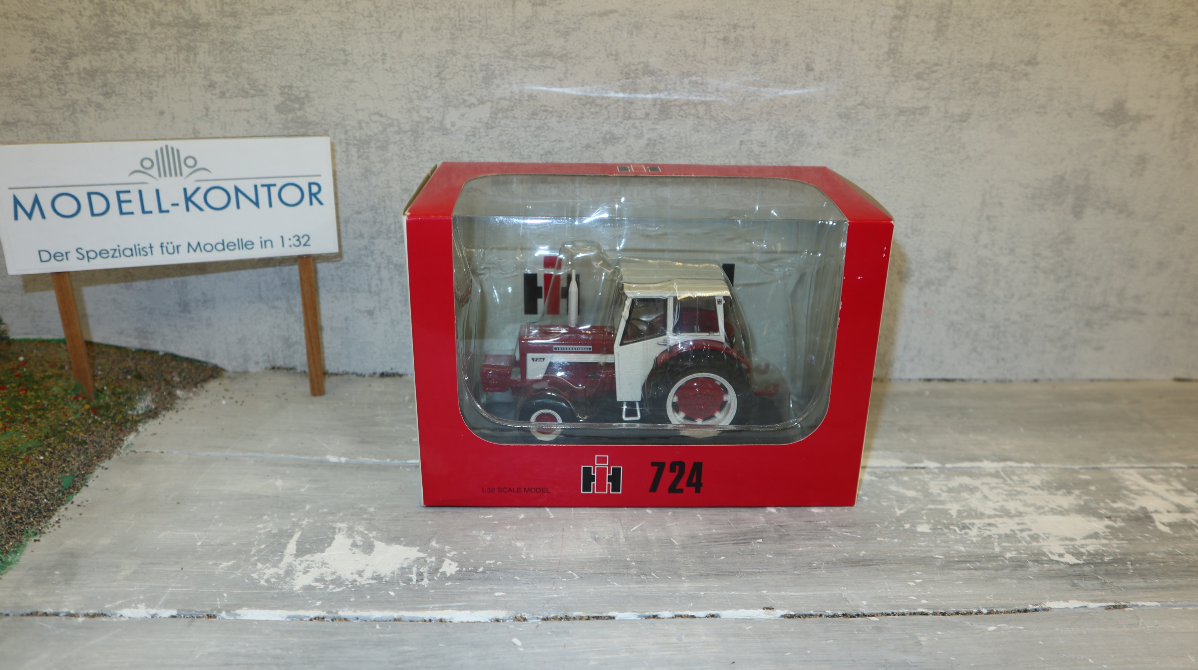 Replicagri 032 in 1:32, International IH 724 2WD, NEU in OVP