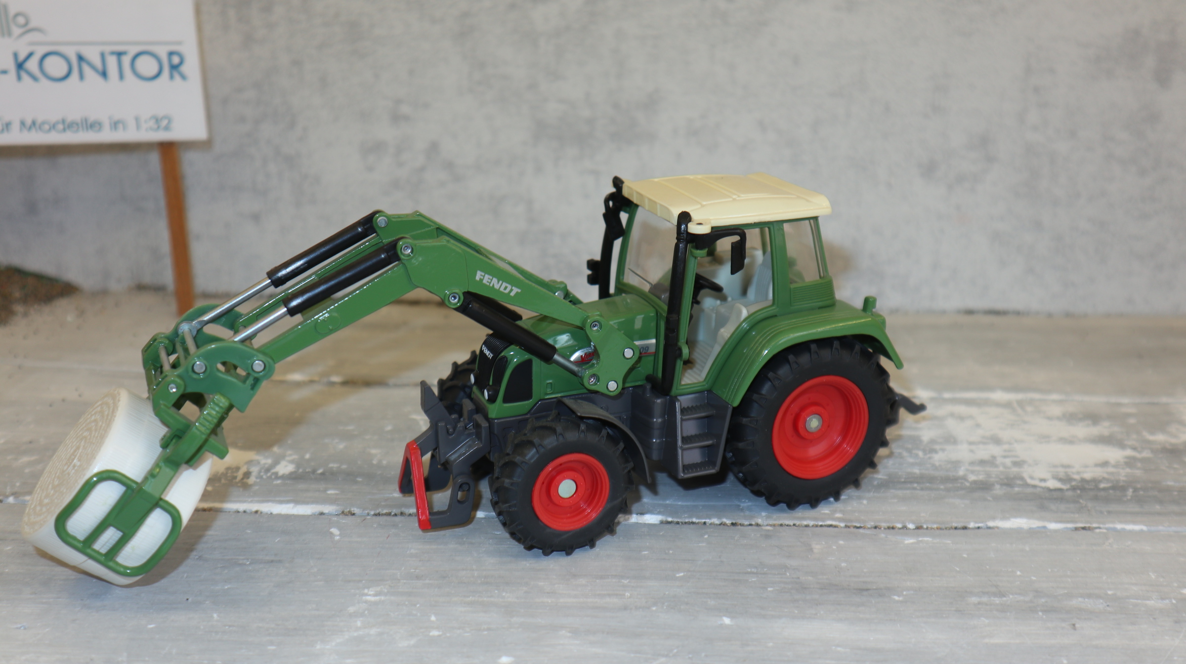 Siku 3651 in 1:32, Fendt 409 Folienzange Wechselsystem resedagrün, NEU in OVP