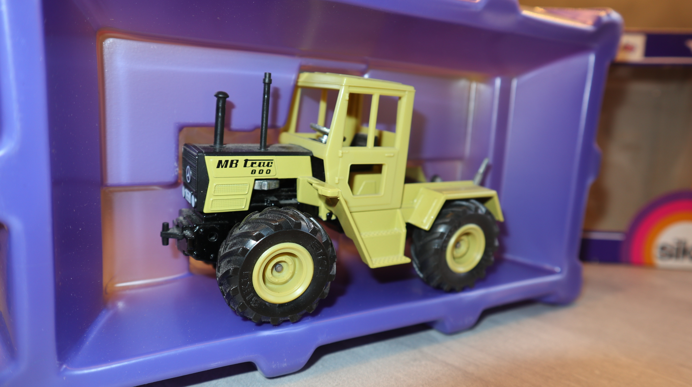 Siku 2852 in 1:32, MB Trac 800 olivgrün, NEU in OVP