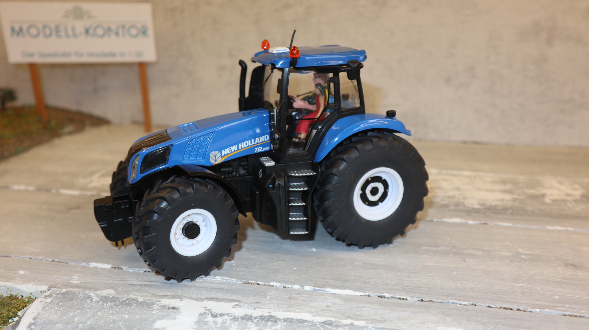 Siku 3273 in 1:32, New Holland T8.300 LCN NL 2011, NEU in OVP
