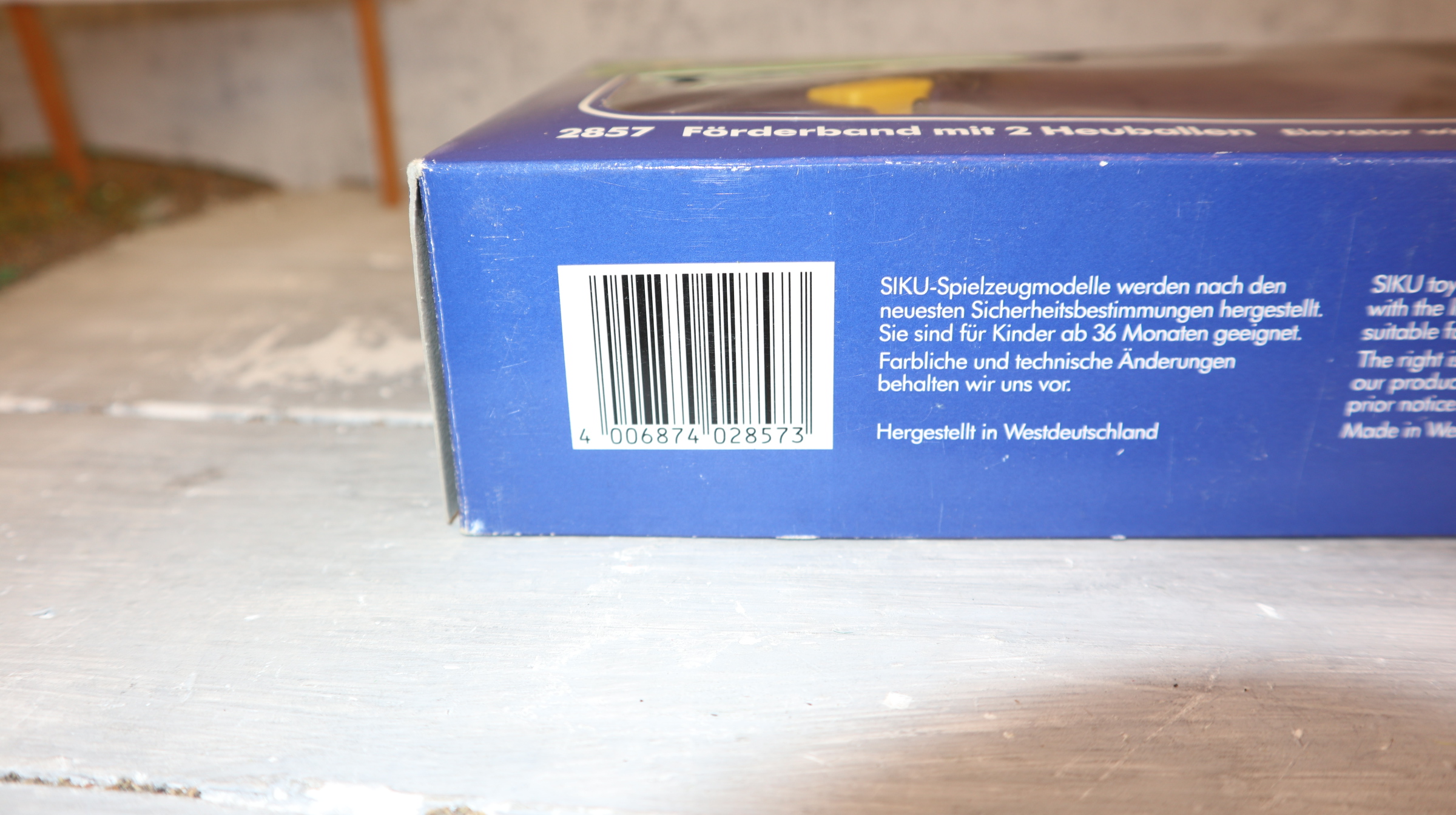Siku 2857 in 1:32,  Förderband, Version 1 in ROT,  mit beiden Strohballen, Neu in  OVP