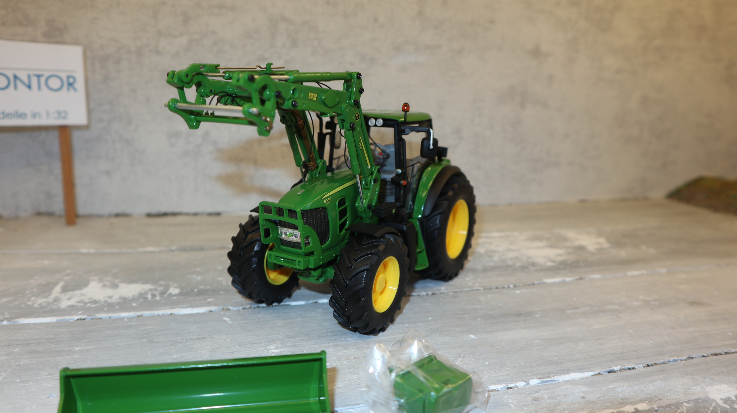 Wiking 877466 in 1:32,  John Deere 6930 Premium mit Frontlader, NEU in OVP