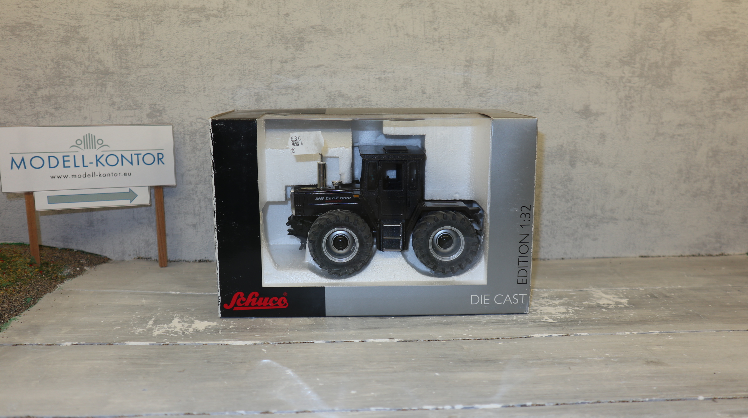 Schuco 7605 in 1:32, MB Trac 1800 BLACKLINE, NEU in OVP