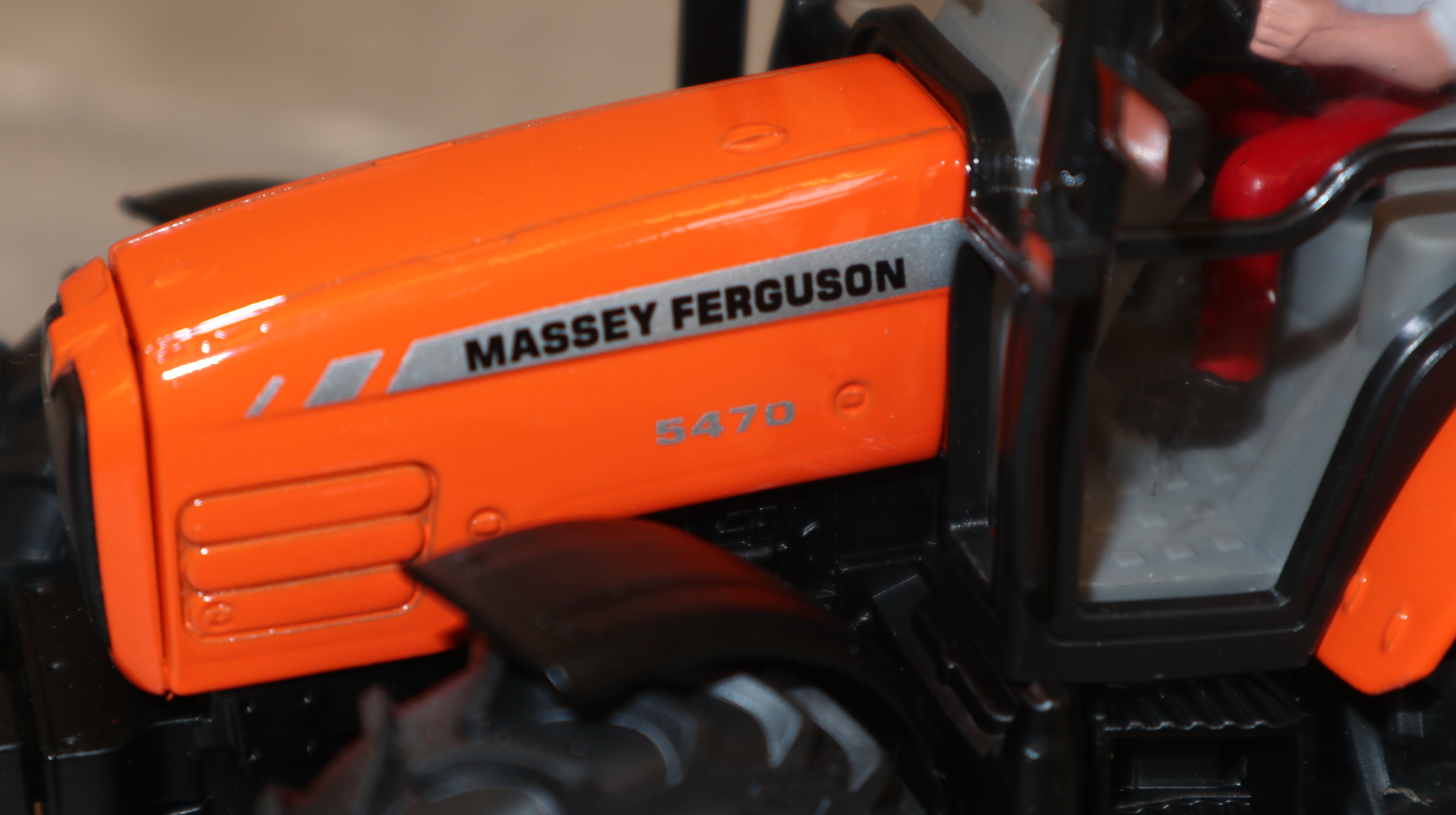 Siku 3051 in 1:32, Massey Ferguson 5470 orange Sondermodell, NEU in OVP