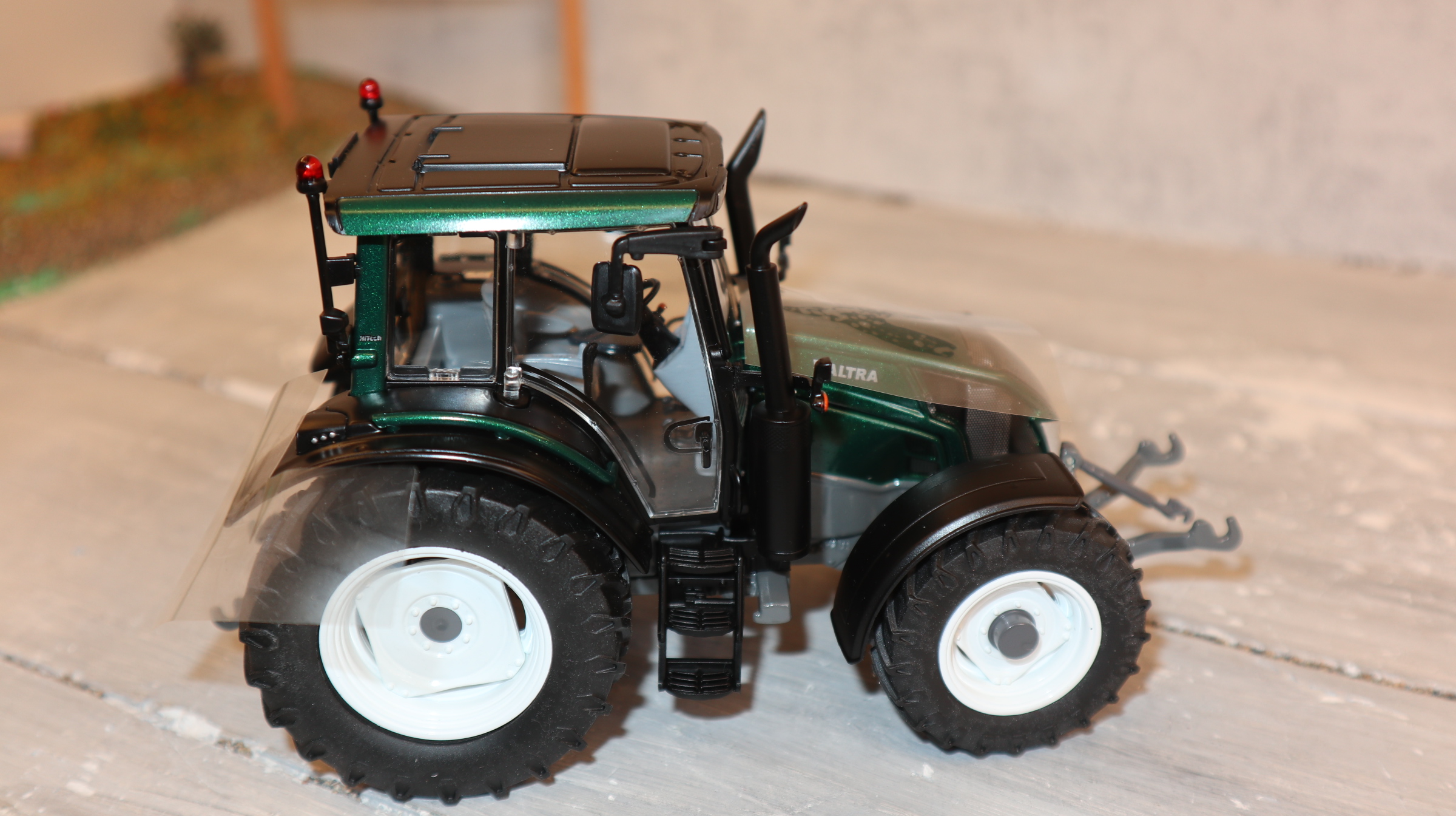 Wiking 077326 in 1:32,  Valtra N143 HT3 grün-metallic, NEU in OVP
