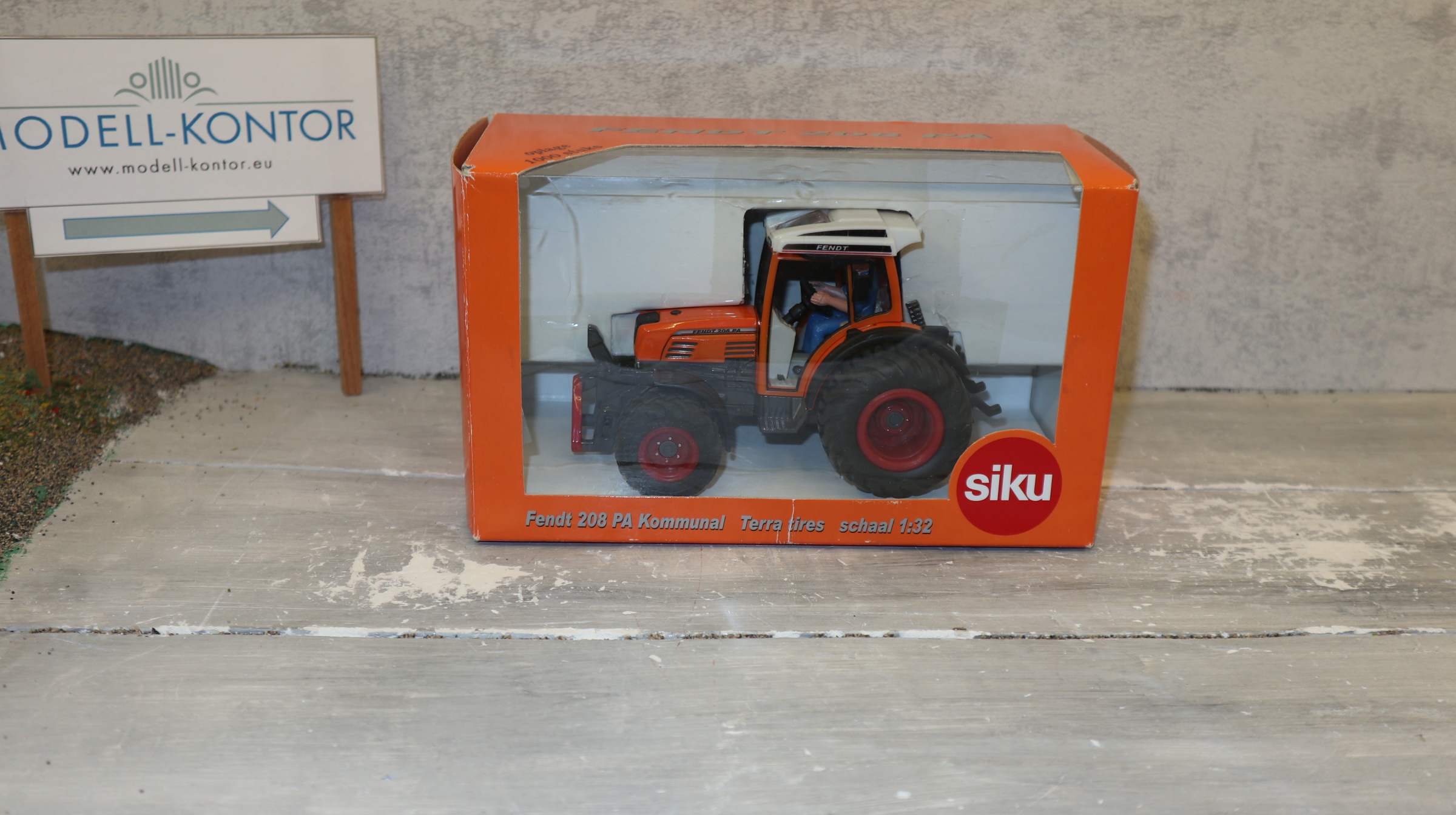 Siku 3052 in 1:32,  Fendt 208 PA Kommunal mit Ballon-Reifen orange, NEU in OVP