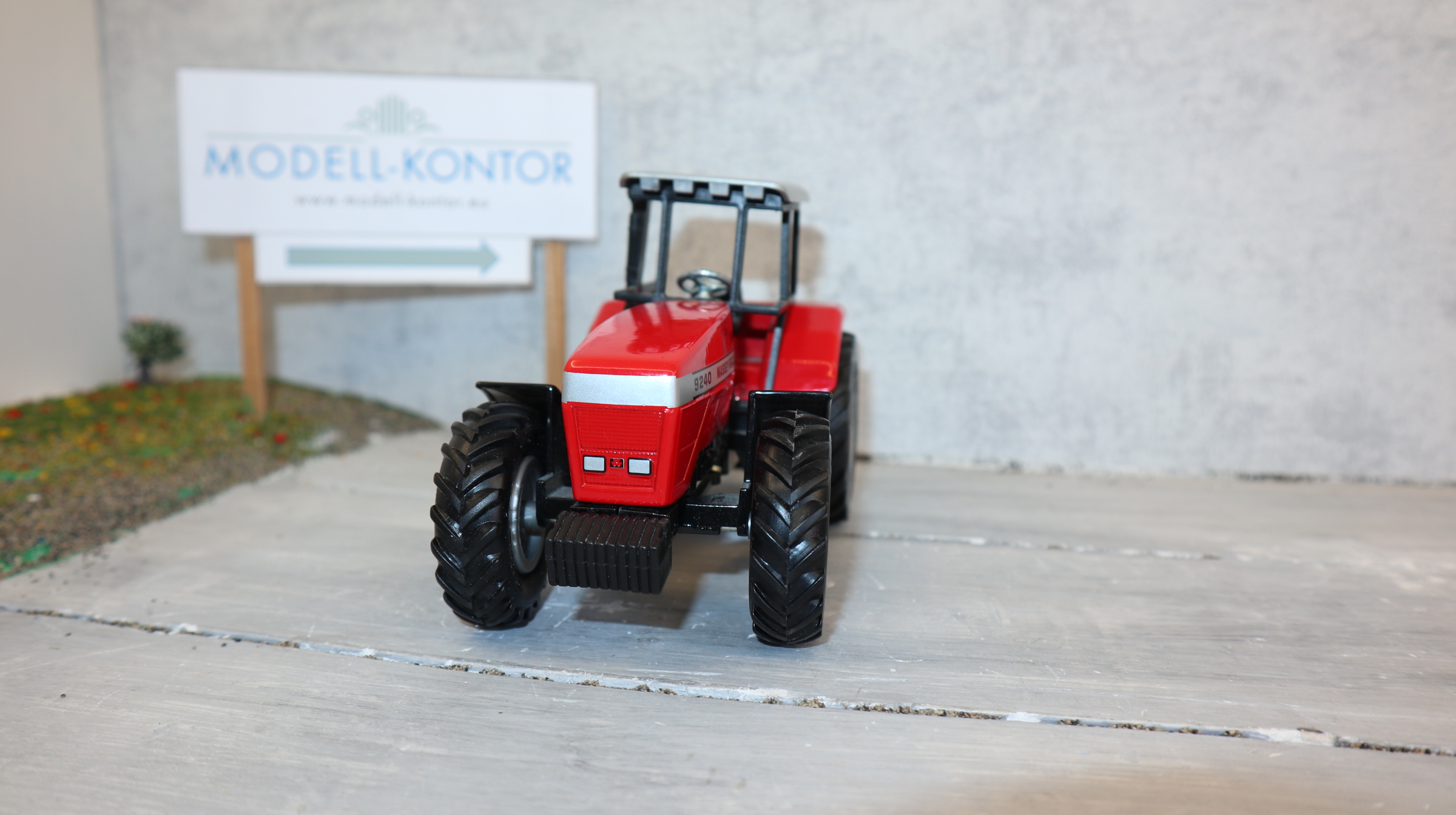 Siku 2868 in 1:32,  Massey Ferguson 9240, Version 2 mit silbernen Felgen, NEU in OVP