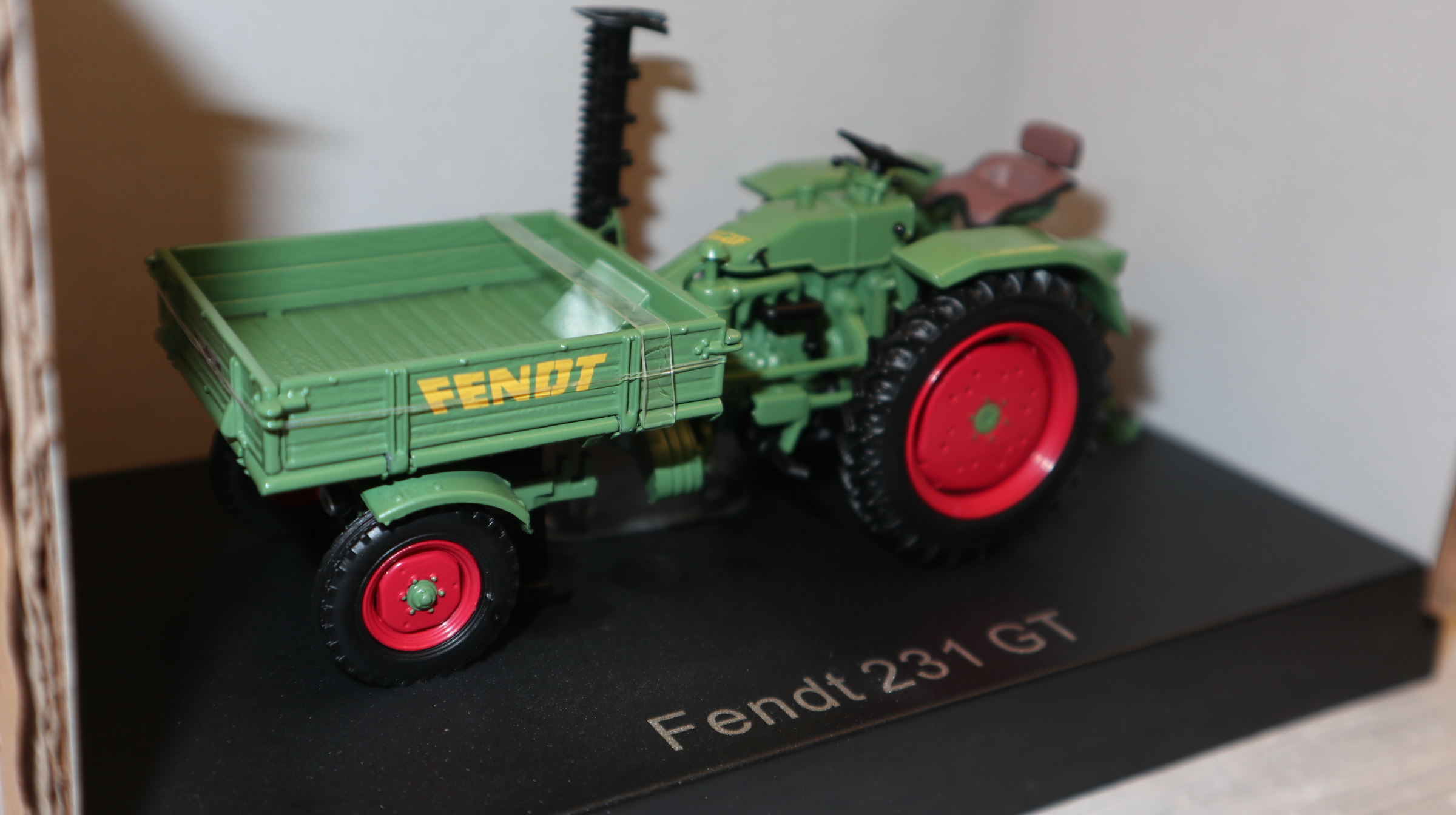 Universal Hobbies UH 6669 in 1:32,  Fendt 231 Geräteträger, nur 1000 Stück,  Neu in OVP