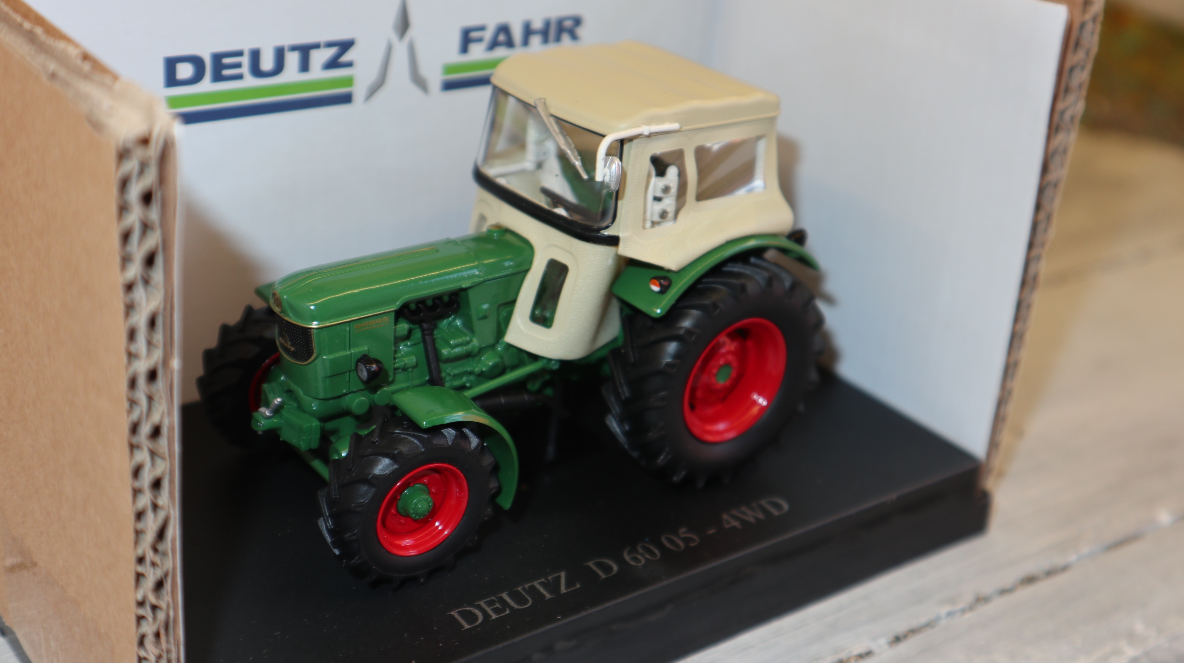 Universal Hobbies UH 5253 in 1:32,  Deutz-Fahr D60 05 4WD mit Fritzemeyer-Verdeck, NEU in OVP