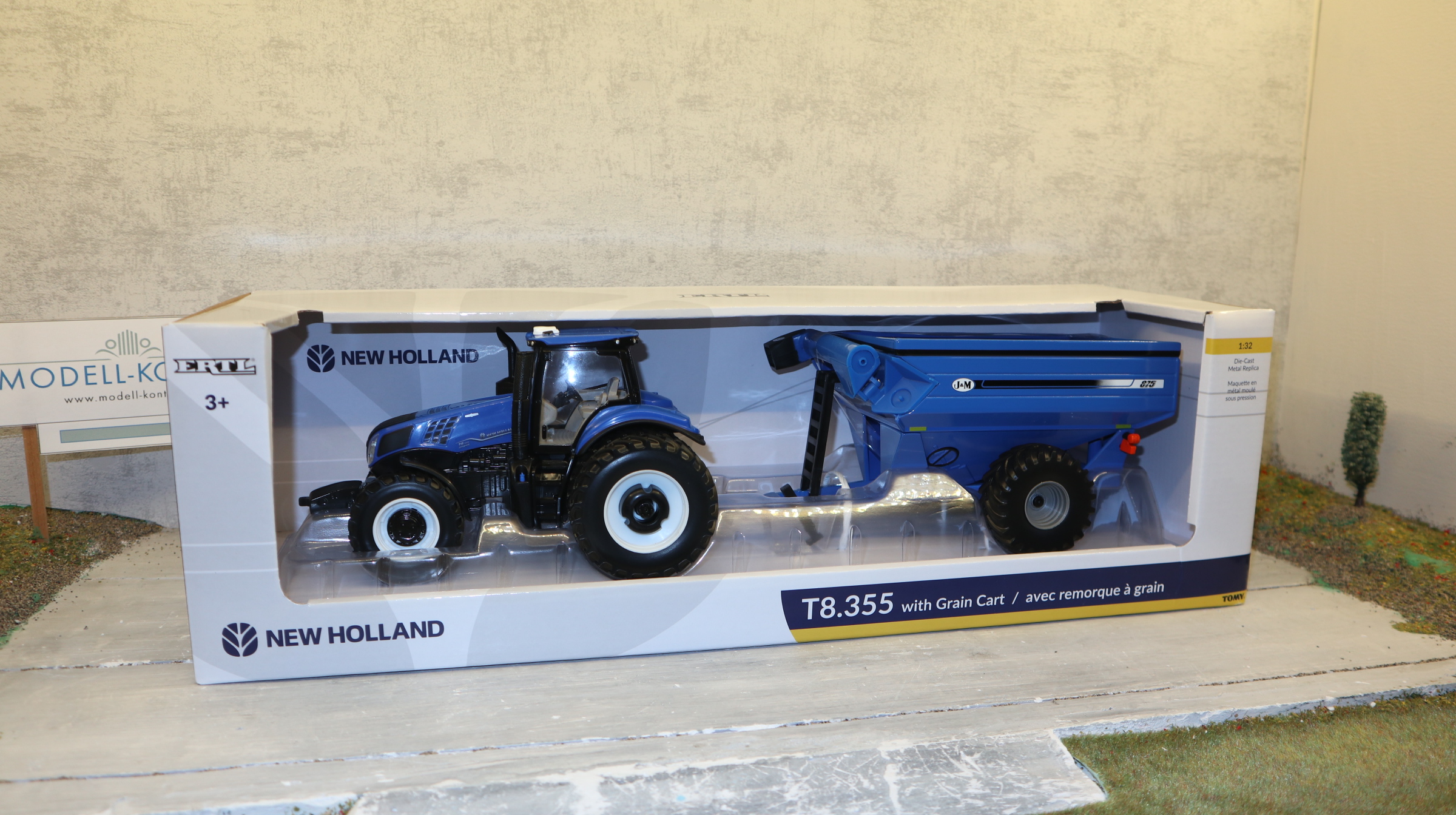 ERTL Britains 61028 in 1:32, New Holland T8.355 mit Überladewagen, USA-Modell, NEU in OVP