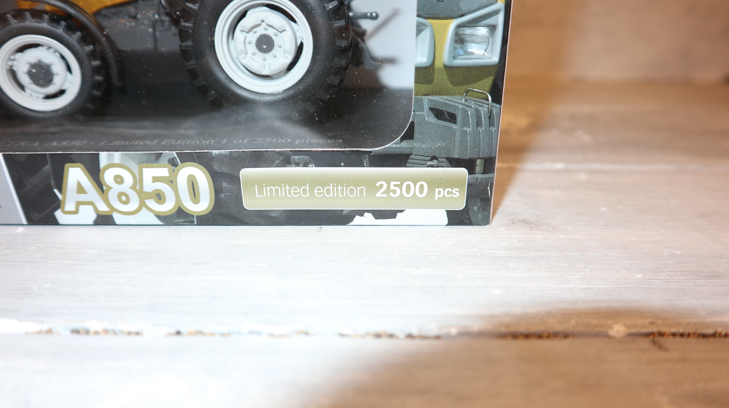 Universal Hobbies UH 4011 in 1:32, Valtra A850 GOLD aus Brasilien NEU in OVP