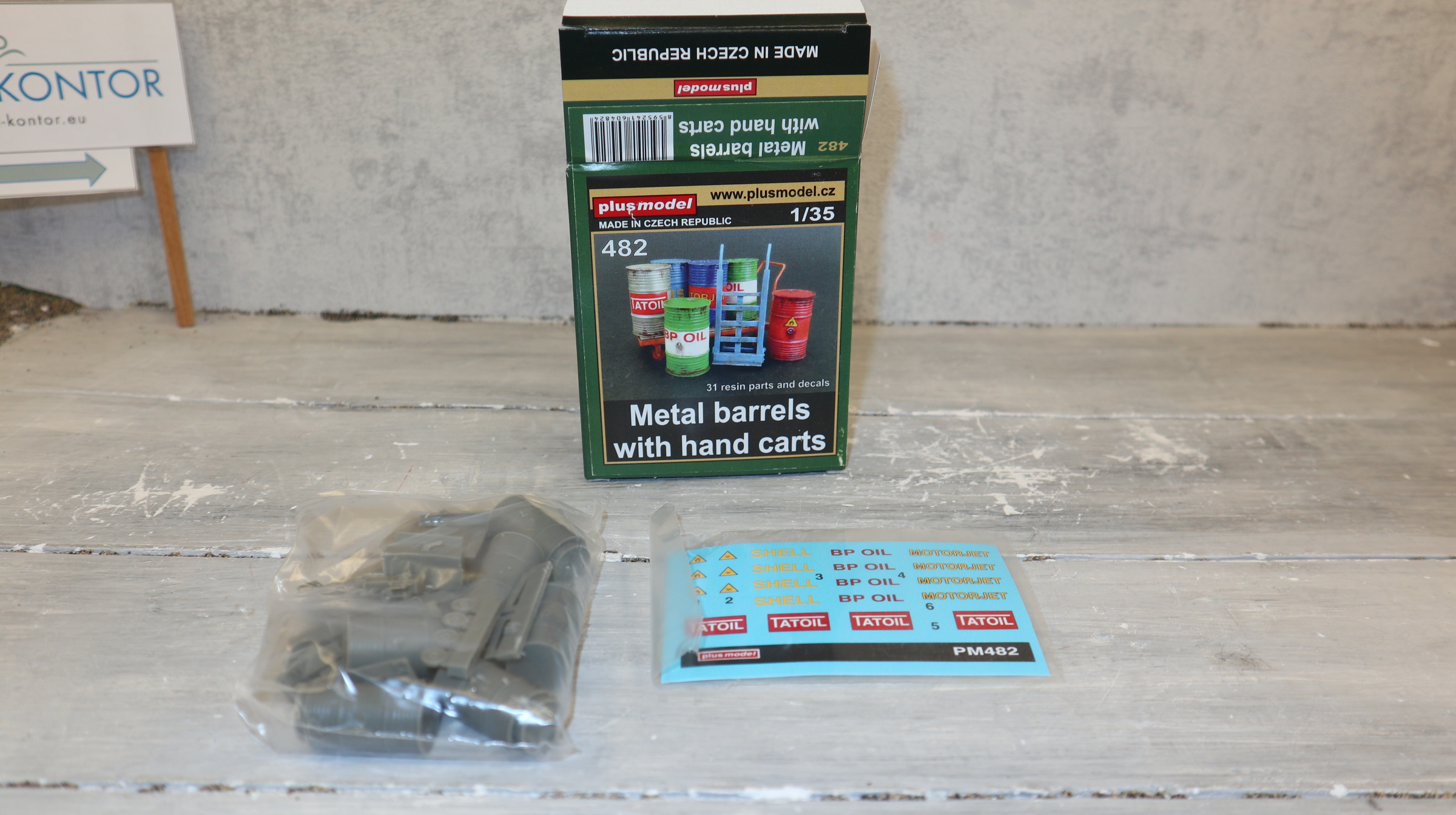 plus modell 482 in 1:35, Ölfässer Resin mit Karre als Bausatz, NEU in OVP