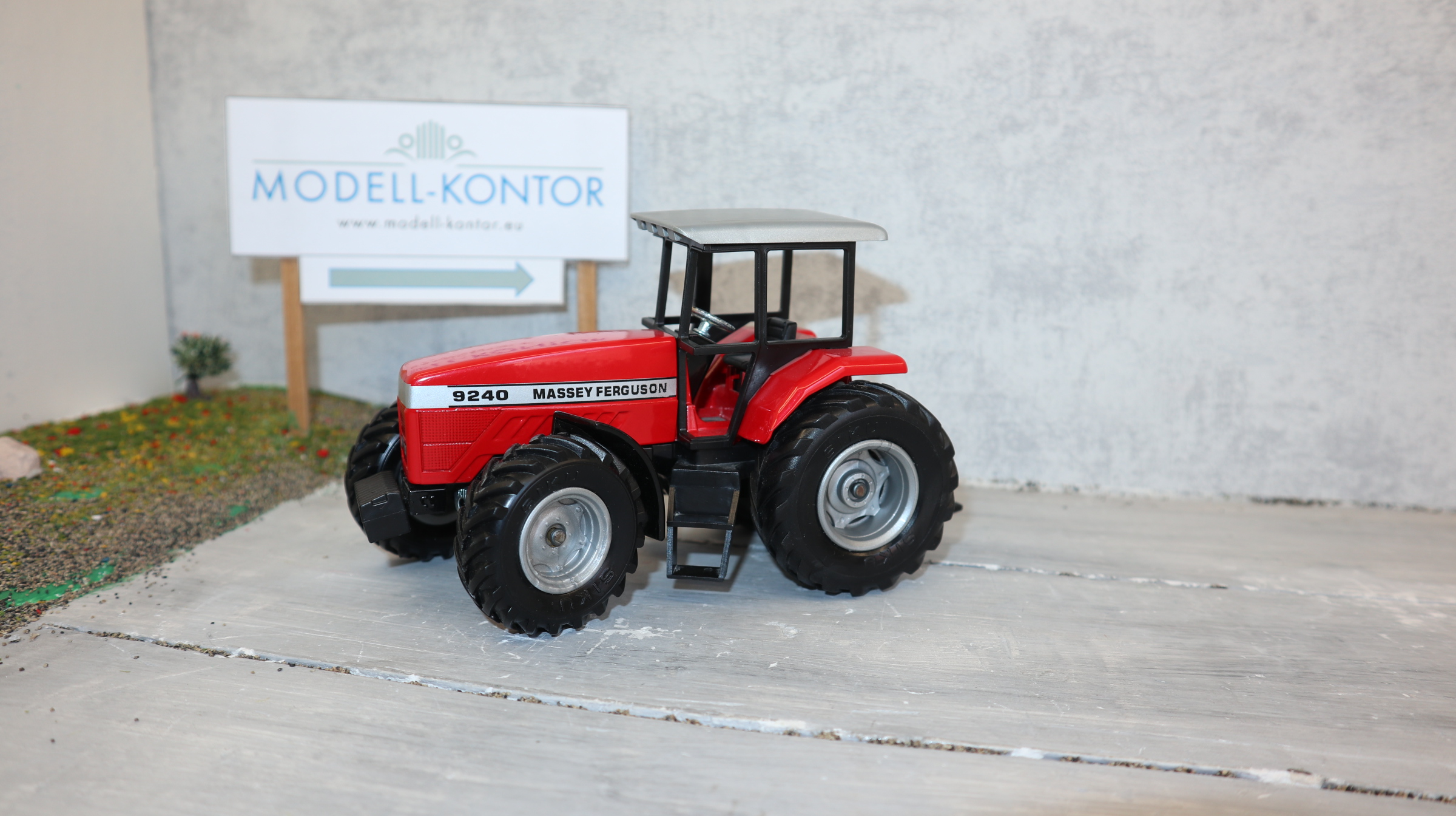 Siku 2868 in 1:32,  Massey Ferguson 9240, Version 2 mit silbernen Felgen, NEU in OVP