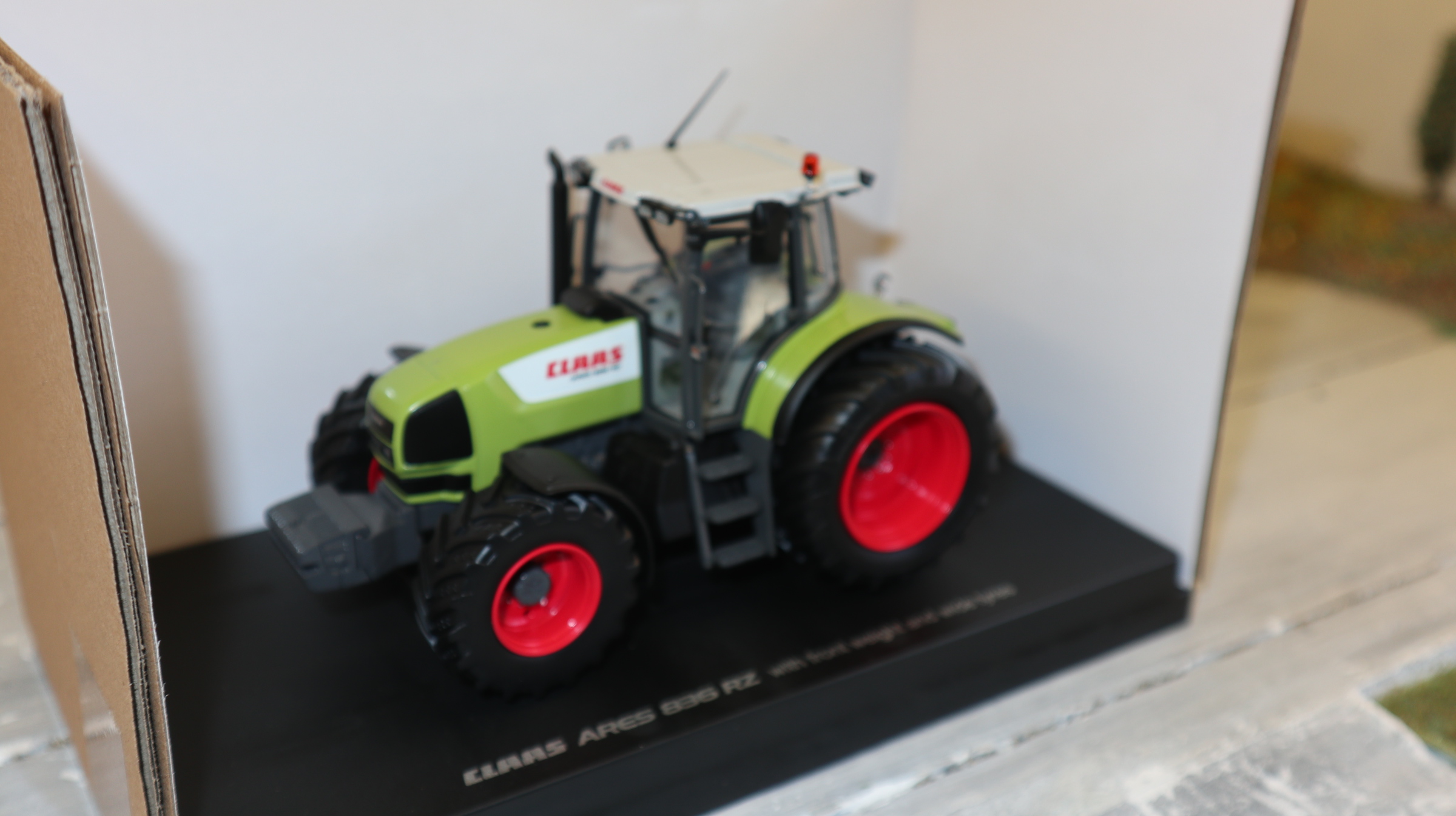 Universal Hobbies UH in 1:32,  Claas Ares 836 RZ + Frontgewicht und Breitreifen