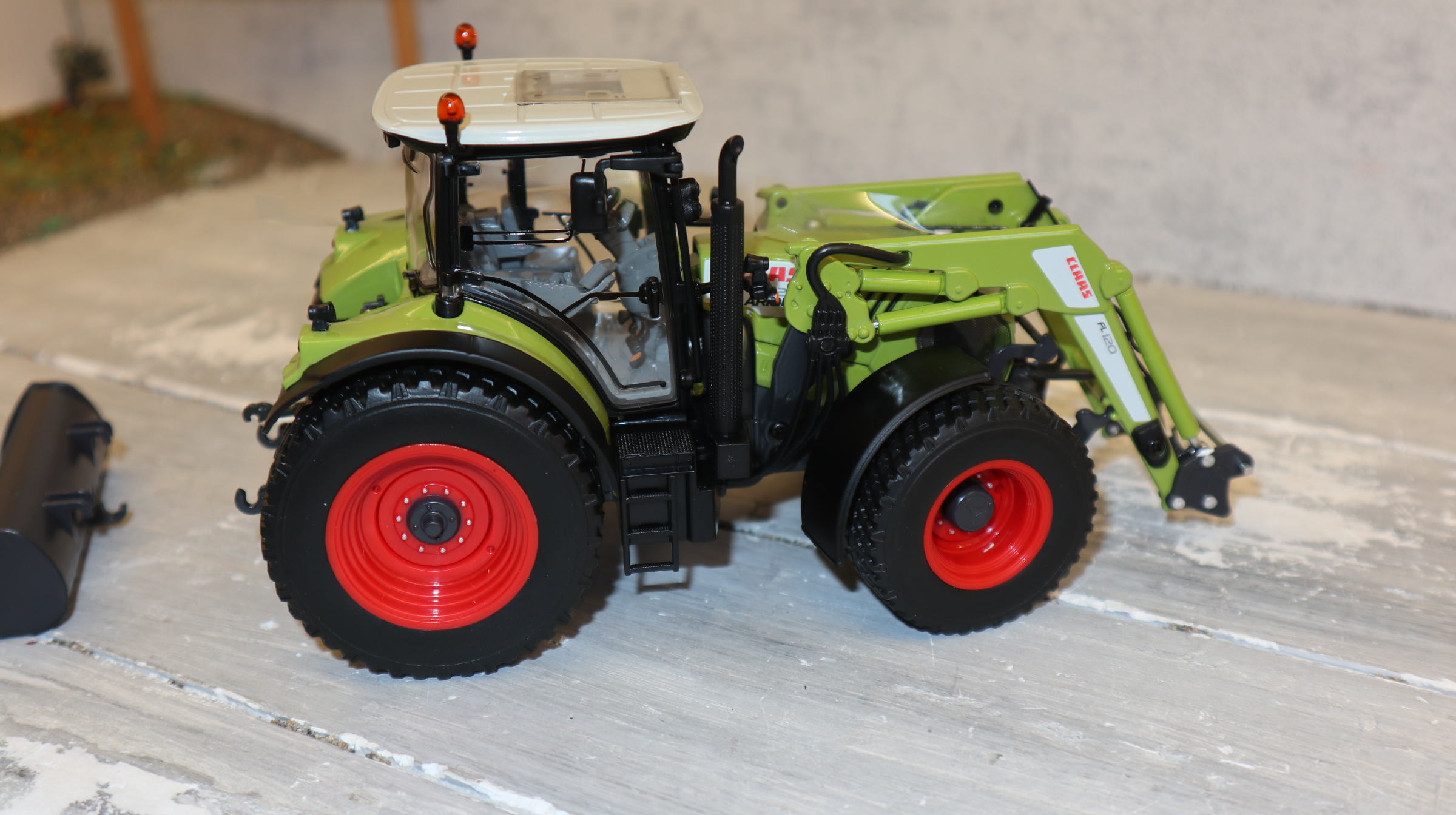 Wiking 01718840 in 1:32,  Claas Arion 620 Rasenreifen und Frontlader, NEU in OVP
