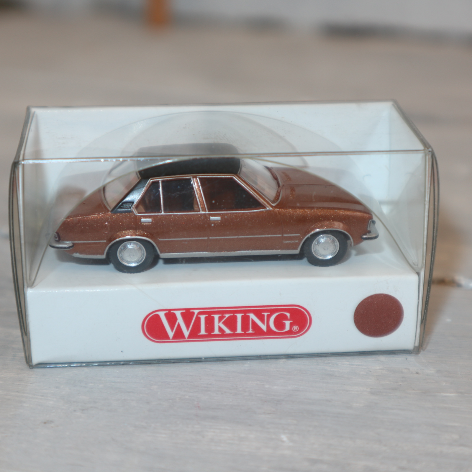Wiking 07960128 in 1:87 Opel Commodore in goldmetallic mit schwarzem Dach, NEU in OVP