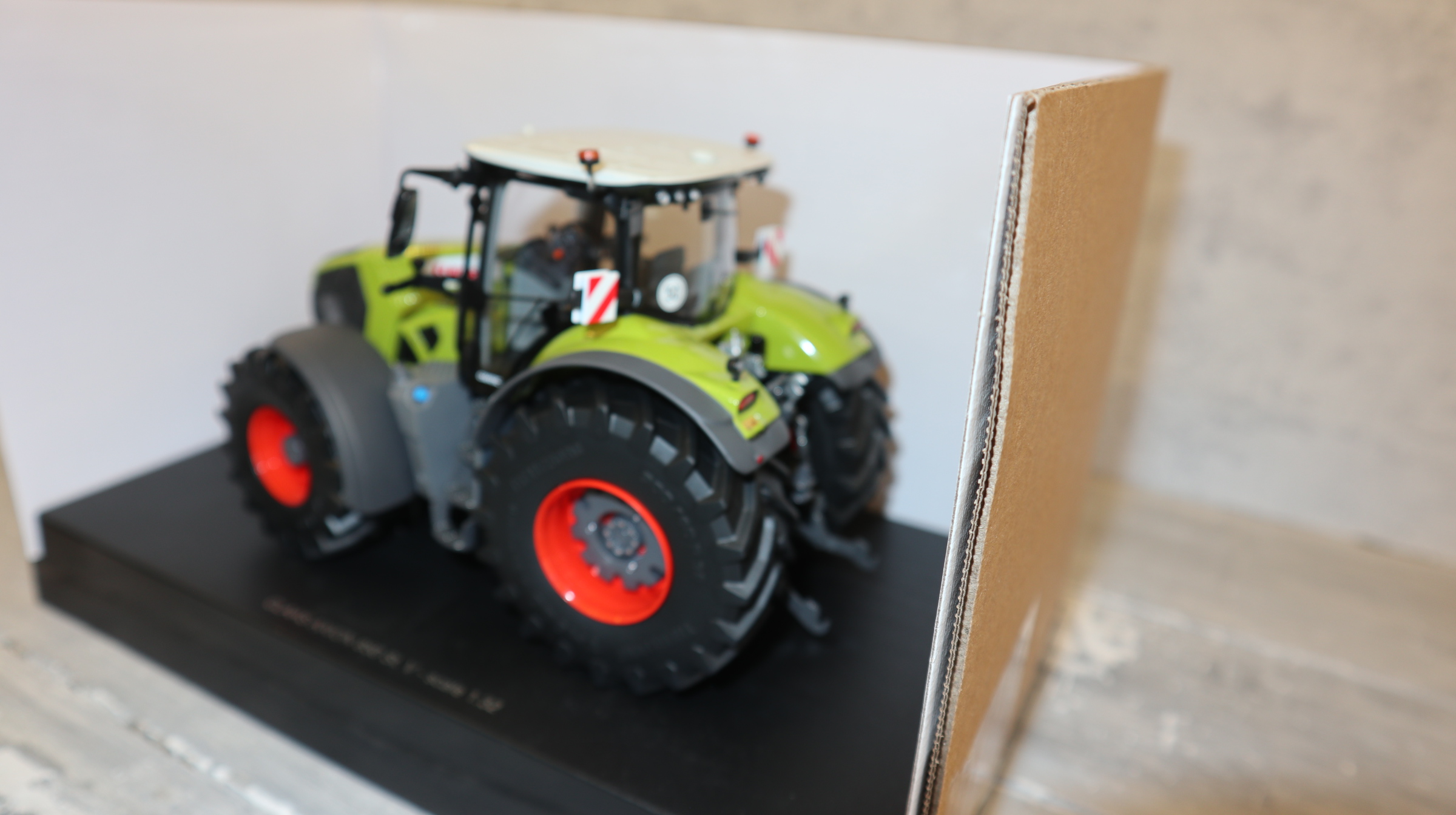 ROS 302297 in 1:32, Claas Axion 850 mit Trelleborg Reifen, NEU in OVP