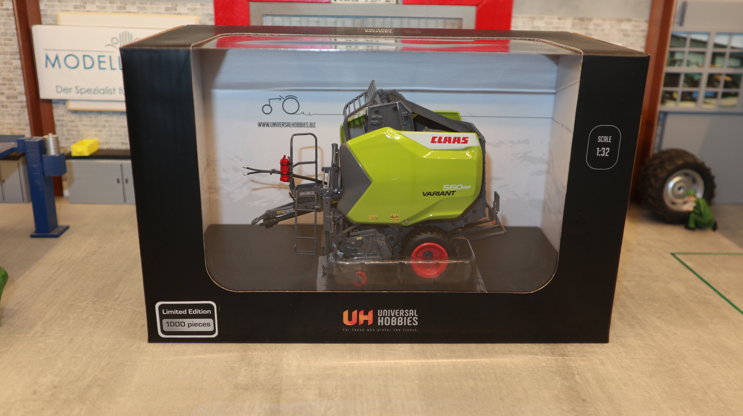 Universal Hobbies UH 6691 in 1:32,  Claas Variant 560 Pro,  NEU in OVP