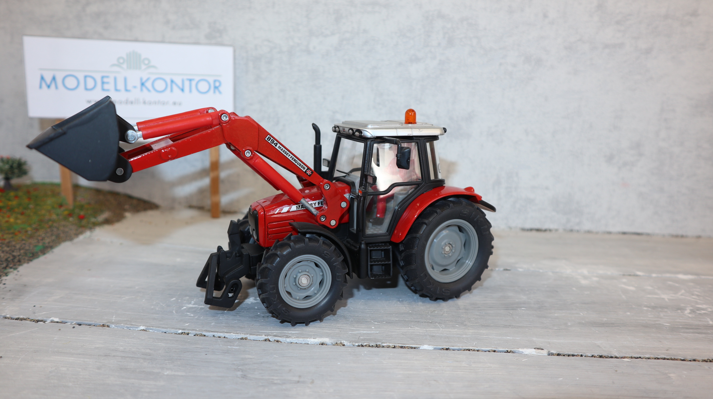 Siku 3693 in 1:32,  Massey Ferguson 894 mit Frontlader, TOP ohne OVP