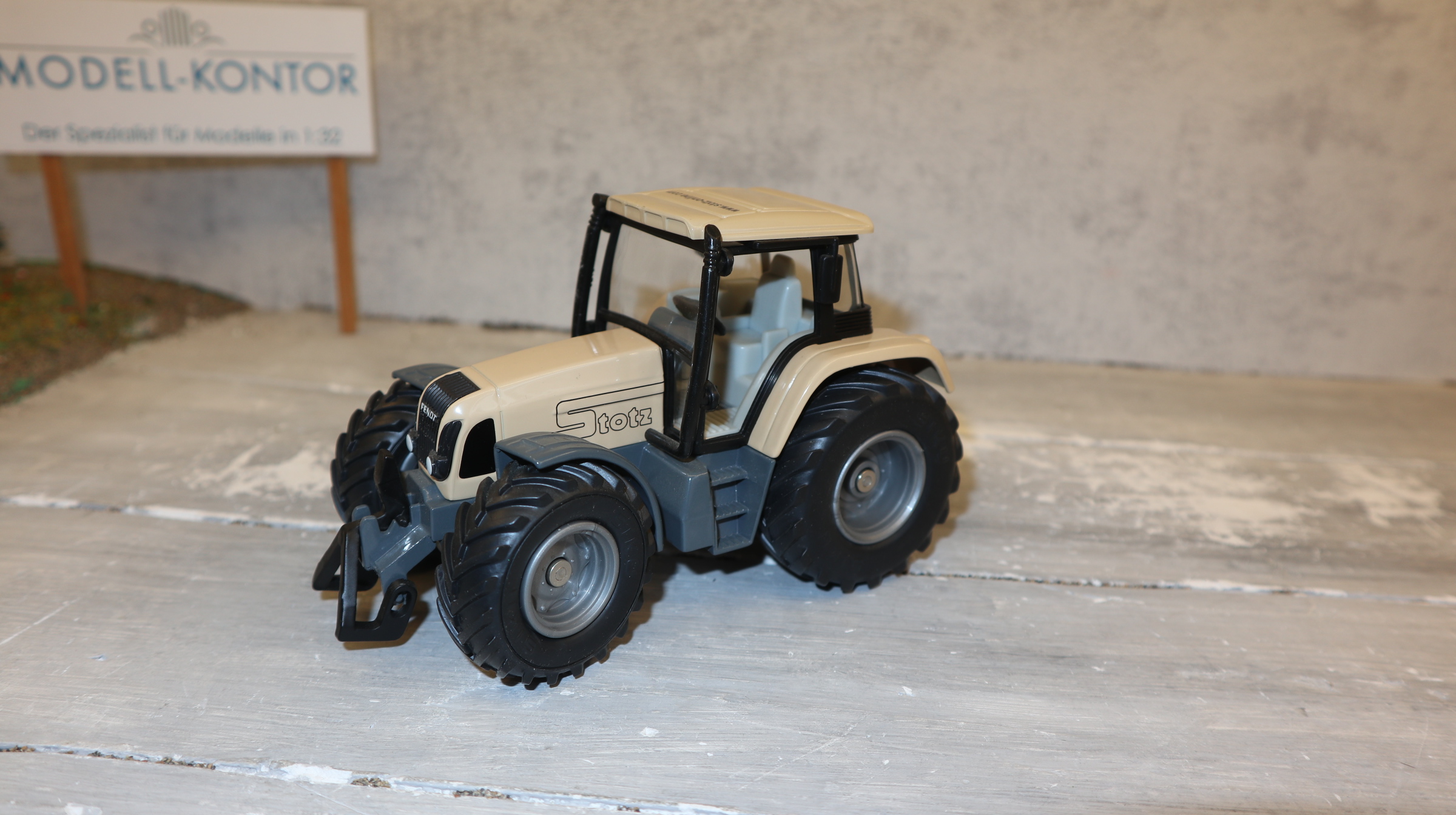 Siku 2965 in 1:32, Fendt 716 STOTZ beige, NEU in OVP