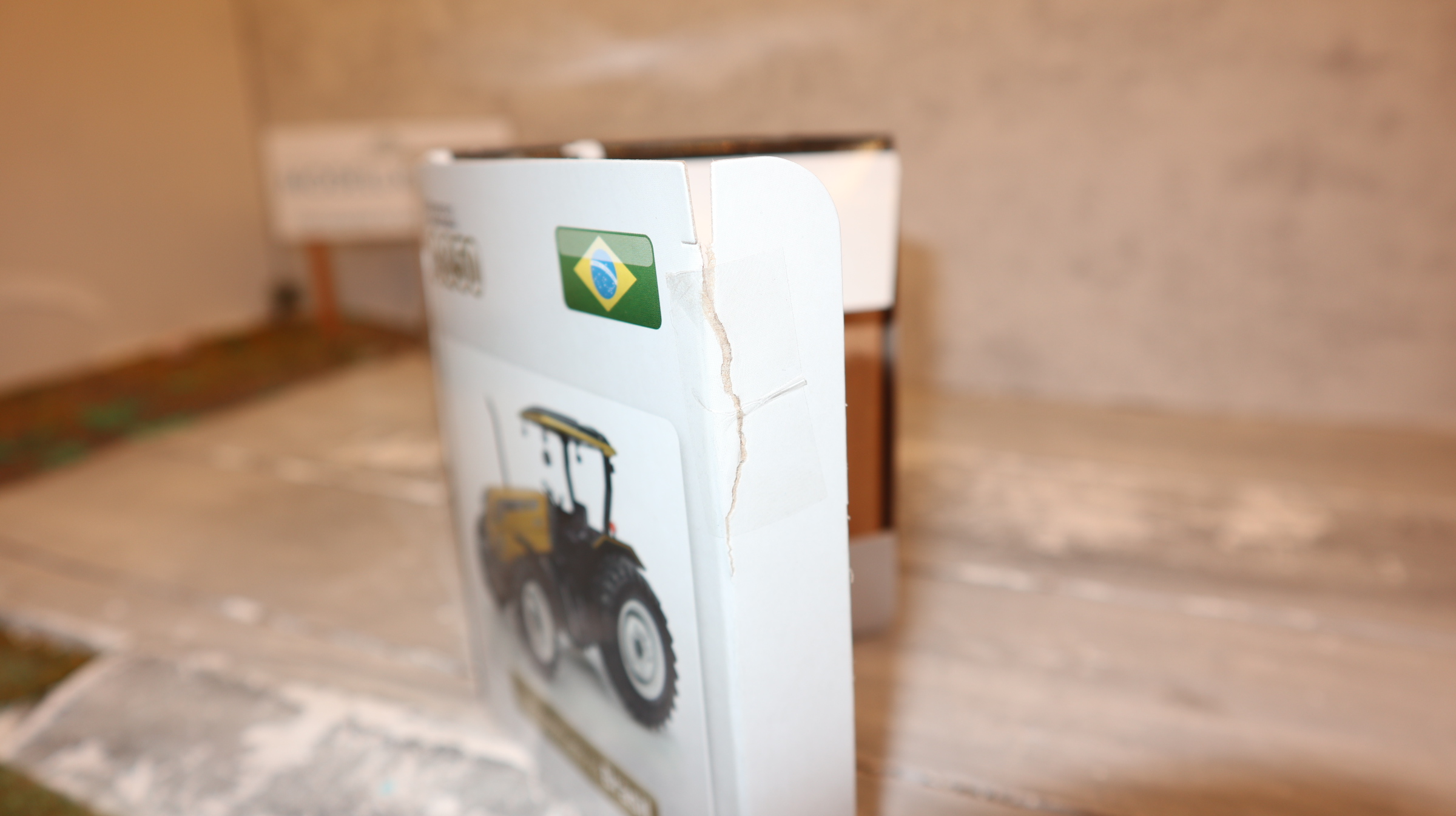 Universal Hobbies UH 4011 in 1:32, Valtra A850 GOLD aus Brasilien NEU in OVP