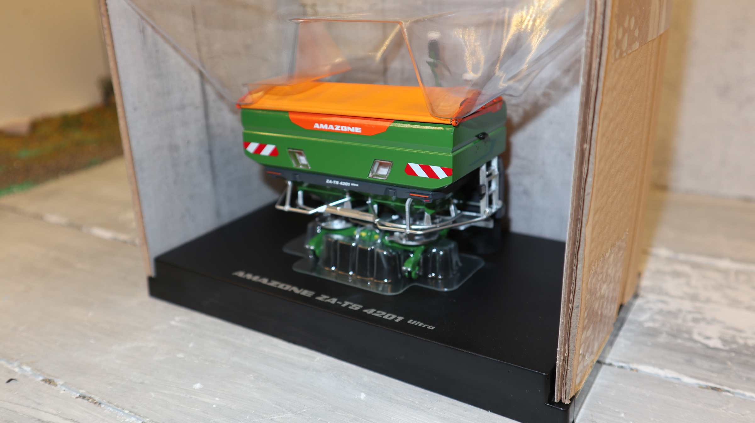 Universal Hobbies UH 6801 in 1:32,  AMAZONE ZA-TS 4201 Ultra Streuer  Neu in OVP
